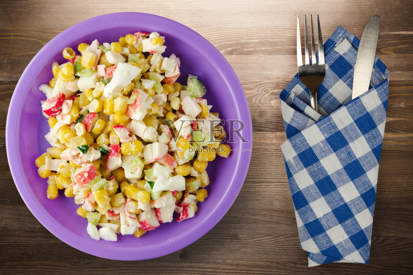 蟹肉沙拉装在盘子里照片摄影图片