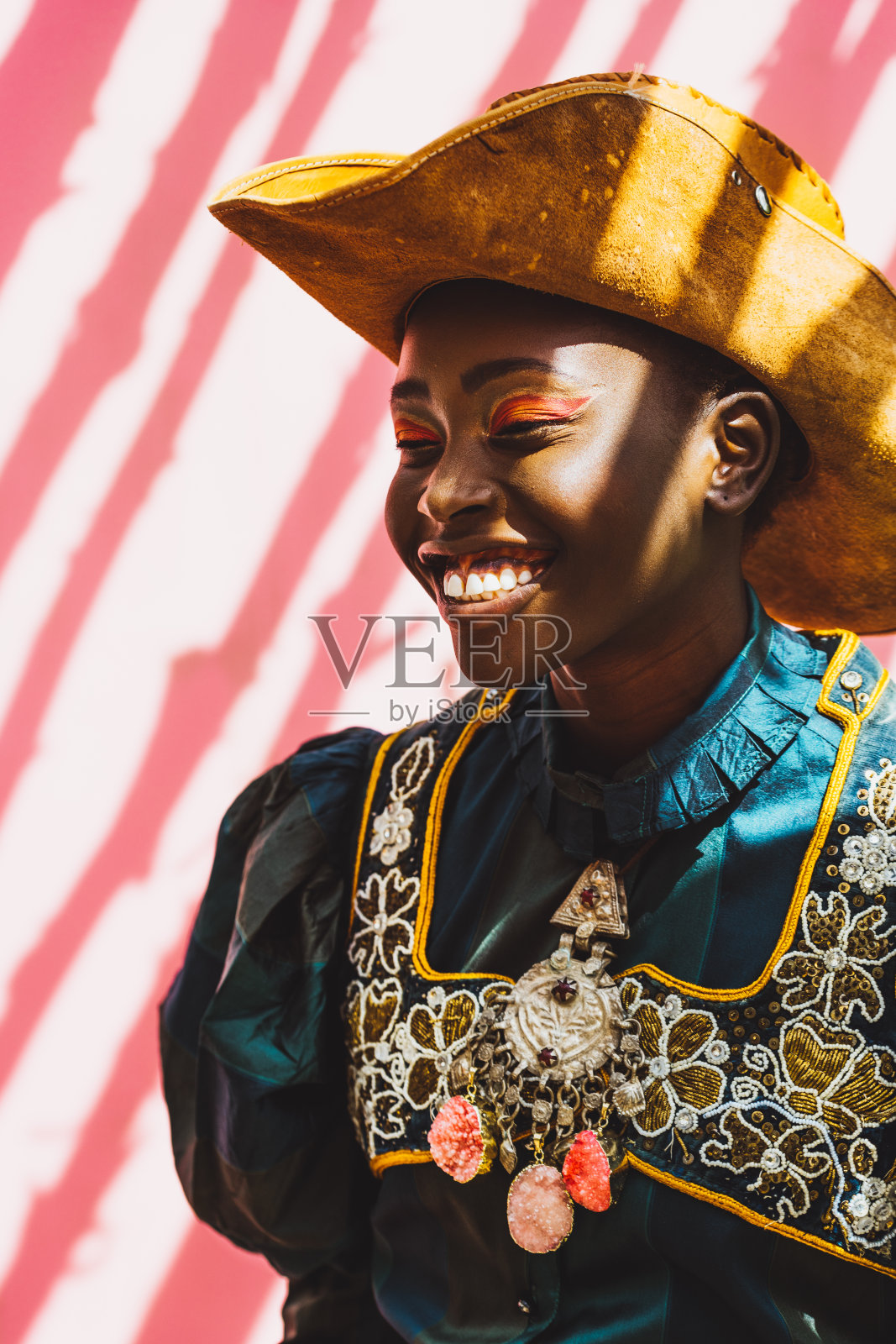 粉红色背景下的黑色模特有着漂亮的微笑照片摄影图片