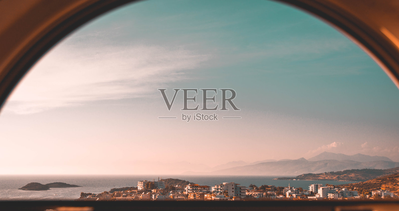 日落时建筑物对天的海景照片摄影图片