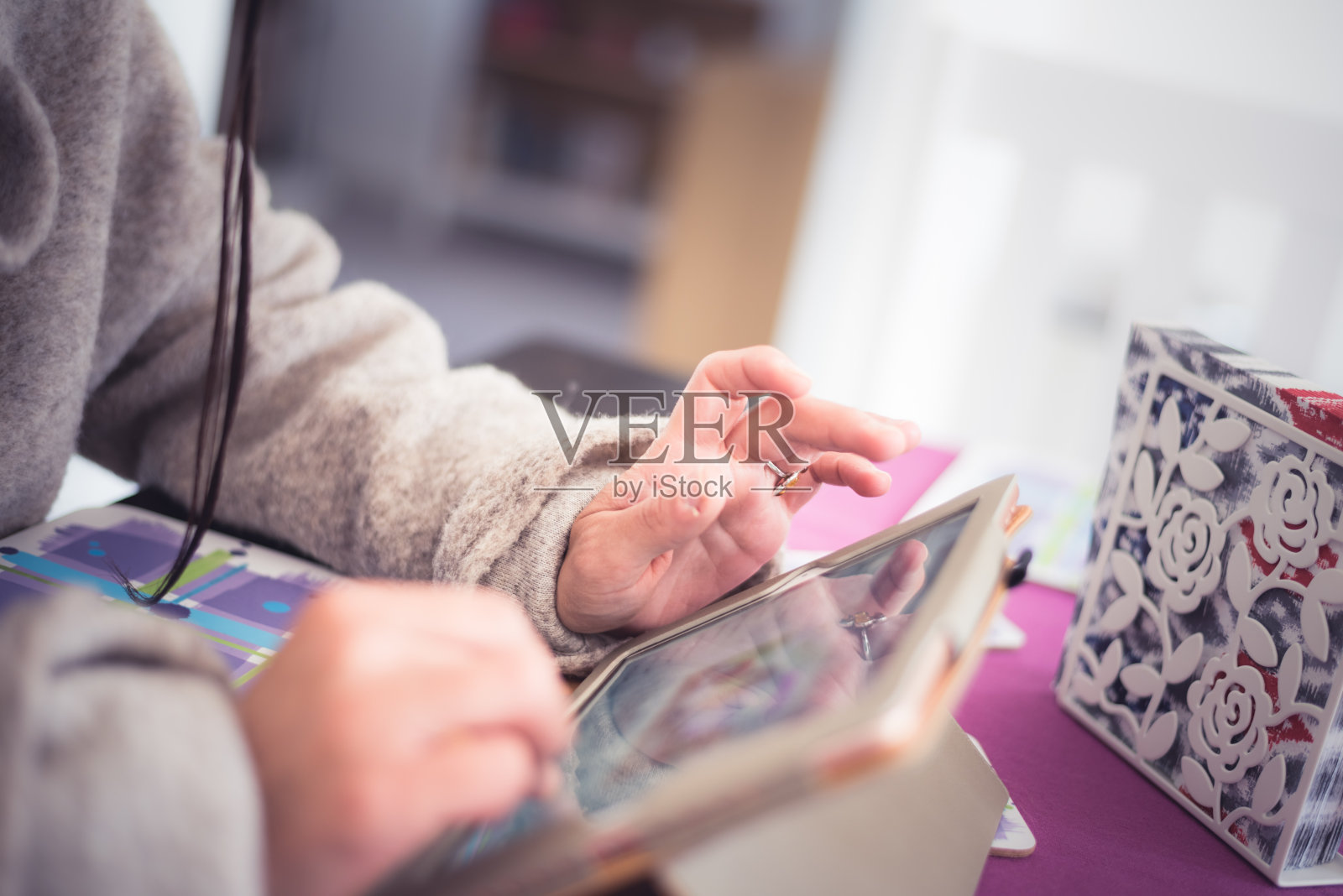 女孩用平板电脑模糊了在家工作的概念。照片摄影图片