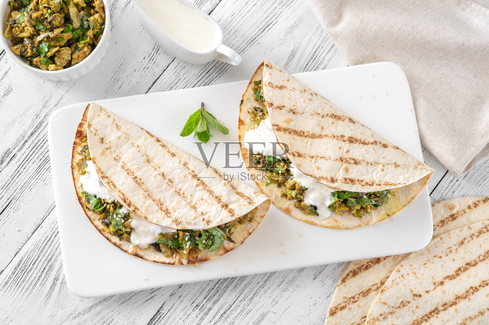 印度鸡蛋和菠菜卷照片摄影图片