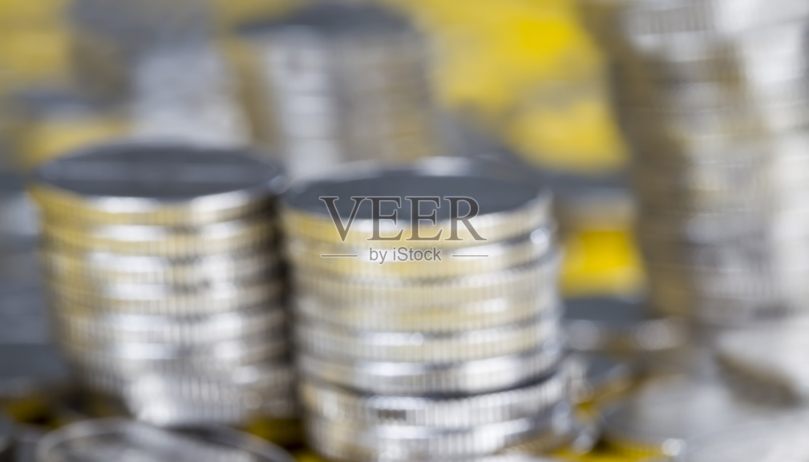 许多圆形的银色金属硬币照片摄影图片