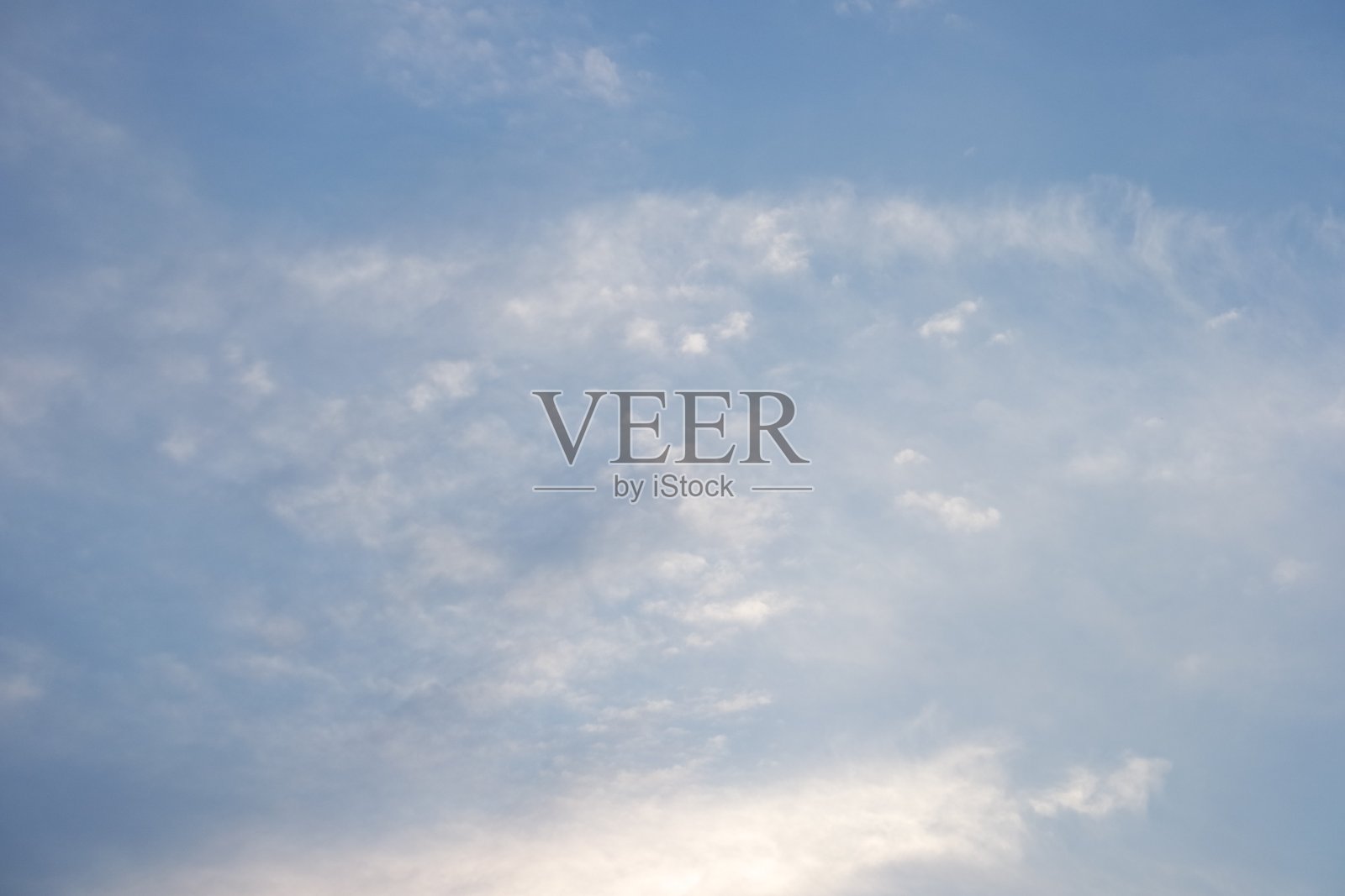 天空中明亮的缕缕云照片摄影图片