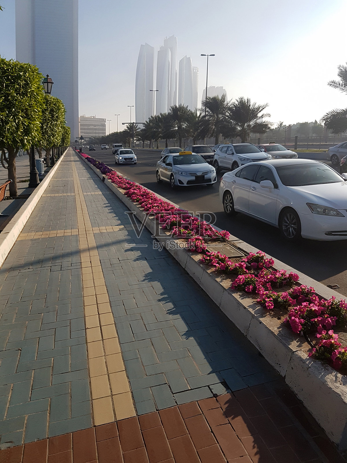 因封锁而空荡荡的主要城市街道照片摄影图片