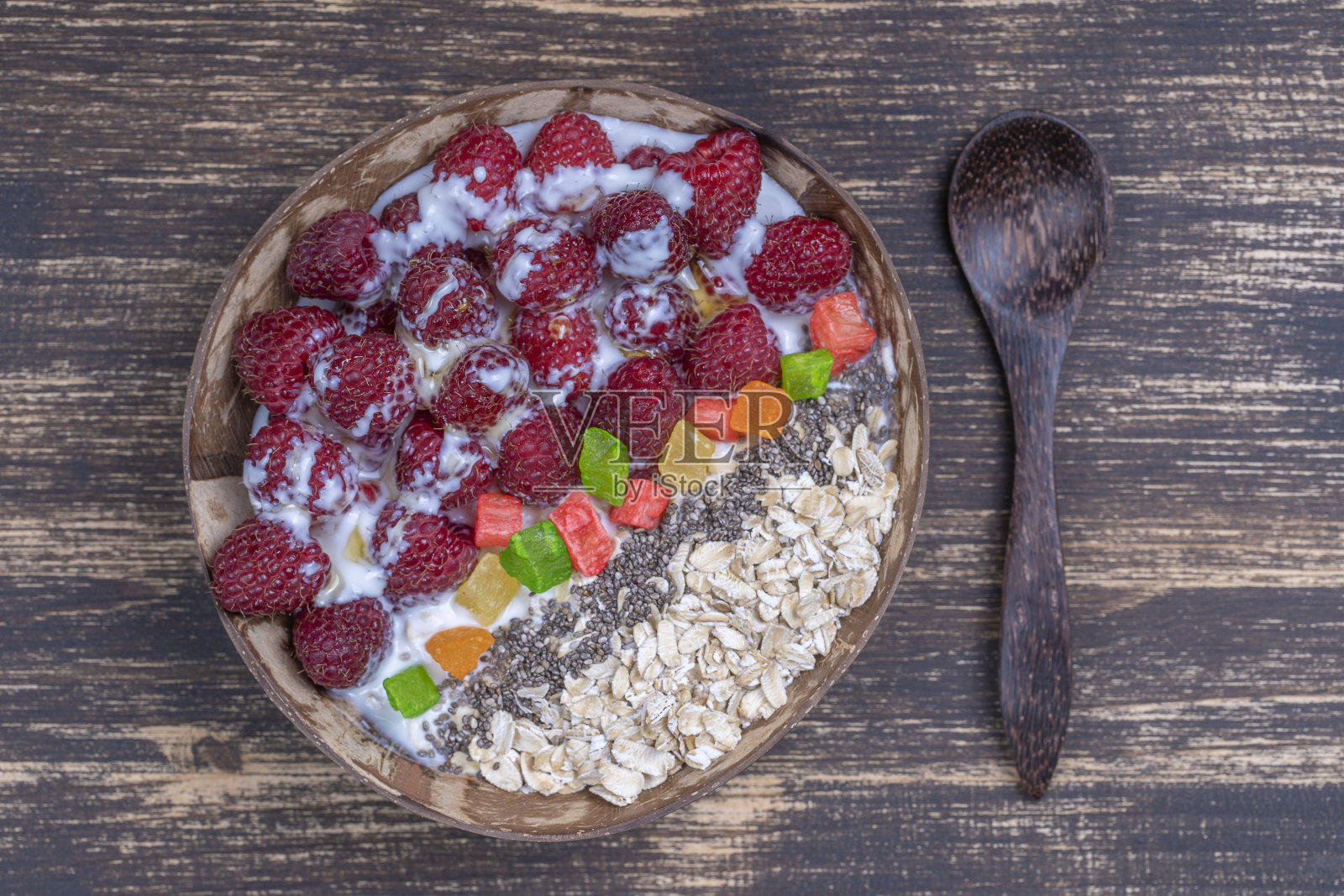 早餐:椰汁、覆盆子、燕麦片、蜜饯和奇异子。健康饮食的概念，超级食物照片摄影图片