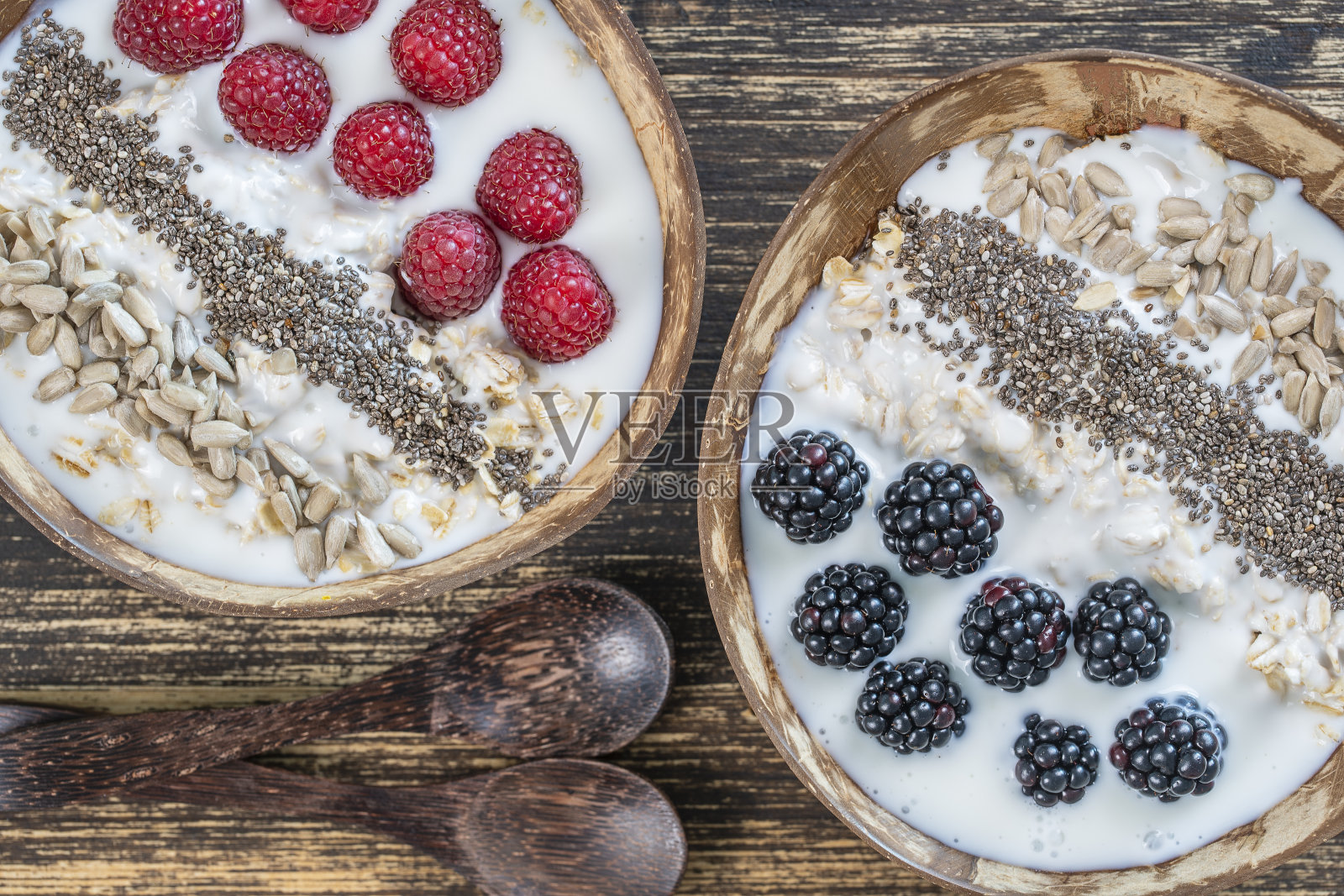 早餐:椰汁、黑莓、覆盆子、燕麦片、葵花籽和奇异籽。健康饮食的概念，超级食物照片摄影图片