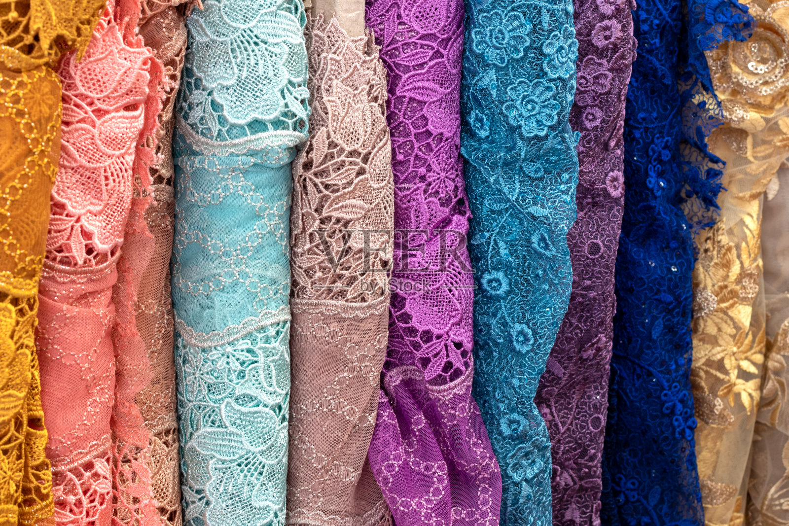 泰国面料，五颜六色的花卉图案。照片摄影图片