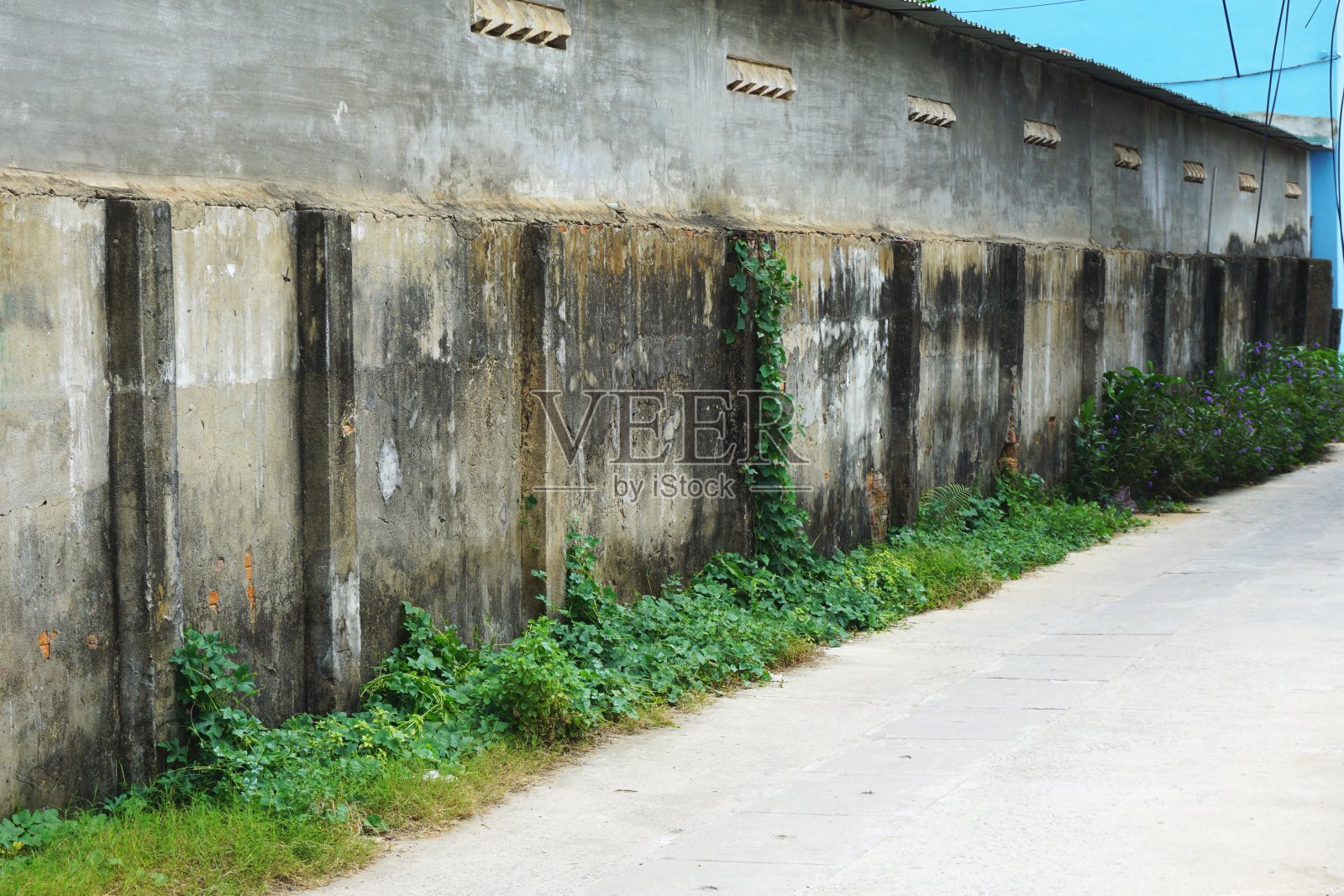 越南市区一条倾斜的工业小巷，肮脏的混凝土墙照片摄影图片