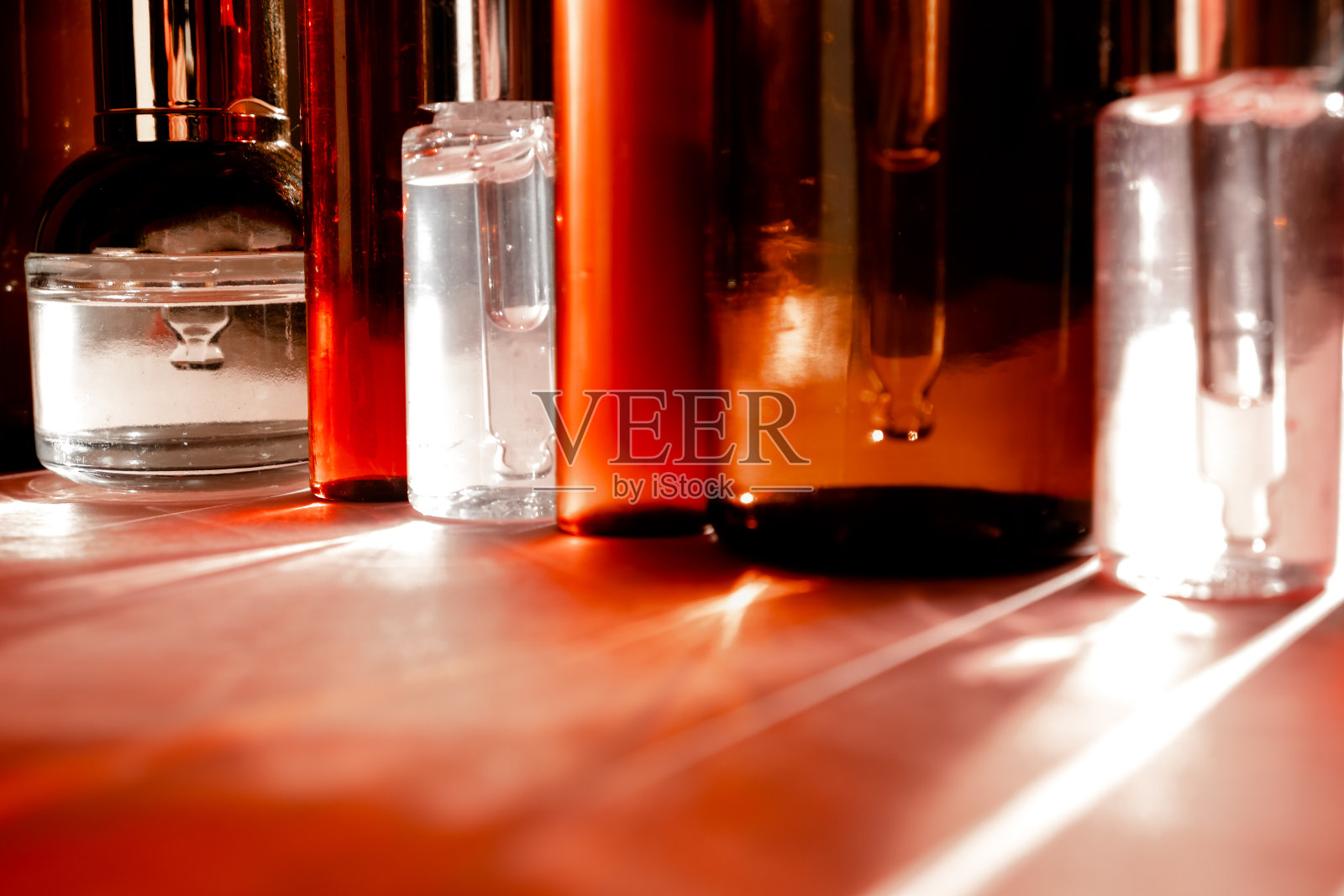 含有液体胶原蛋白和透明质酸的玻璃瓶，水合皮肤。顶层平面查看copyspace。自然背景照片摄影图片