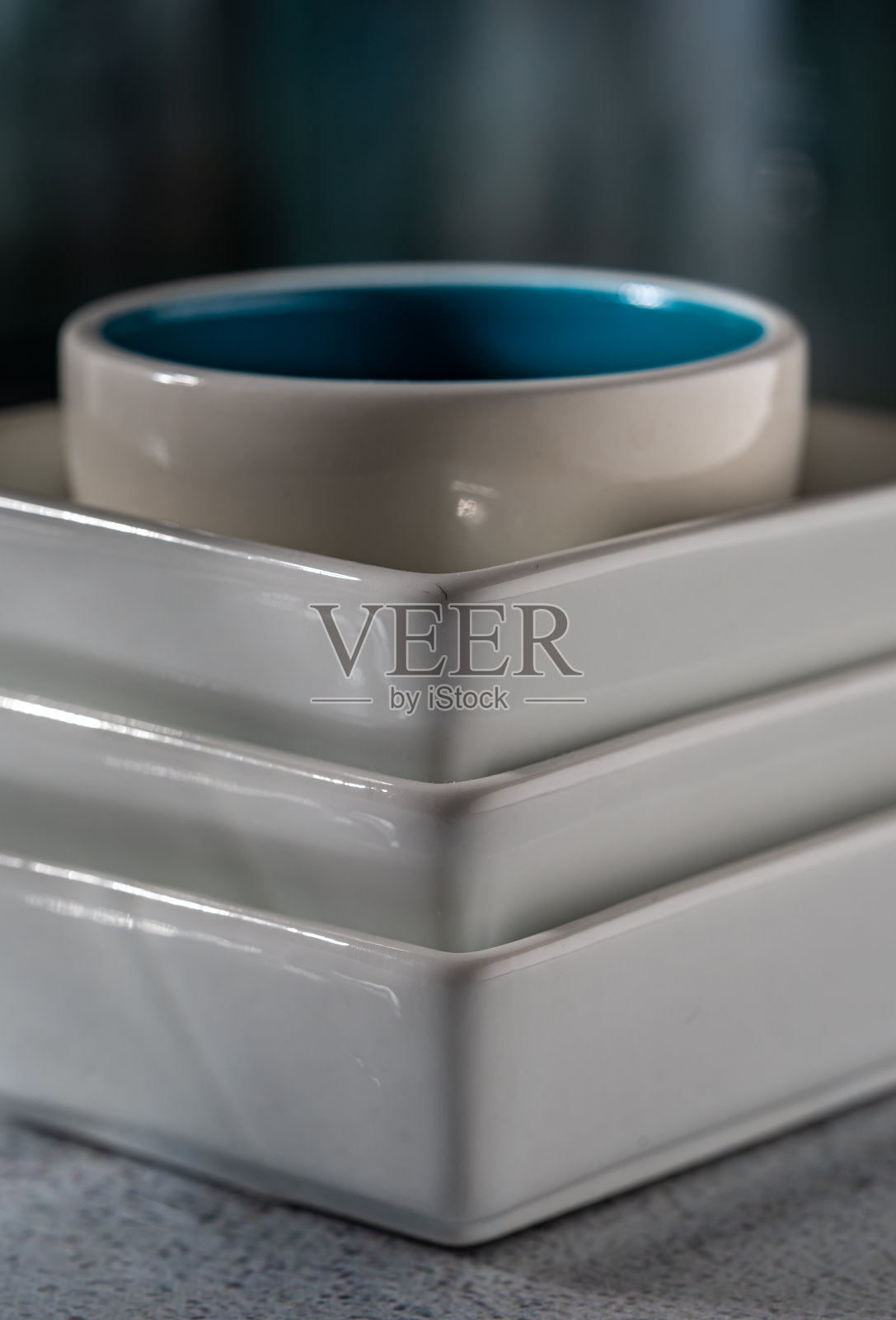 背景是装有玻璃瓶的空碗。照片摄影图片