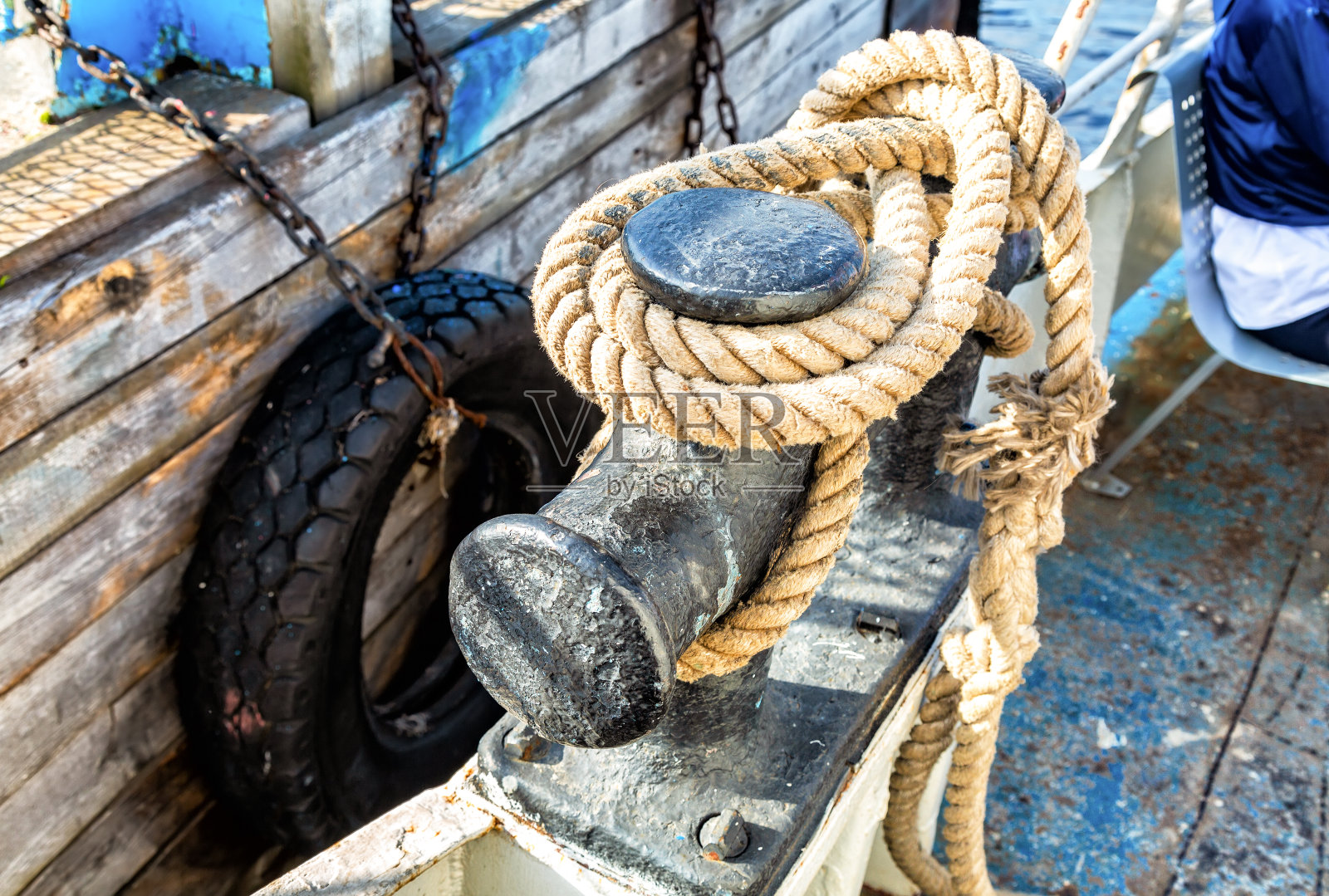 有固定绳的系泊柱照片摄影图片