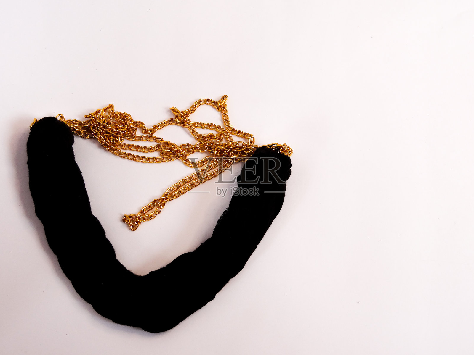 项链在黑金在白色的背景照片摄影图片