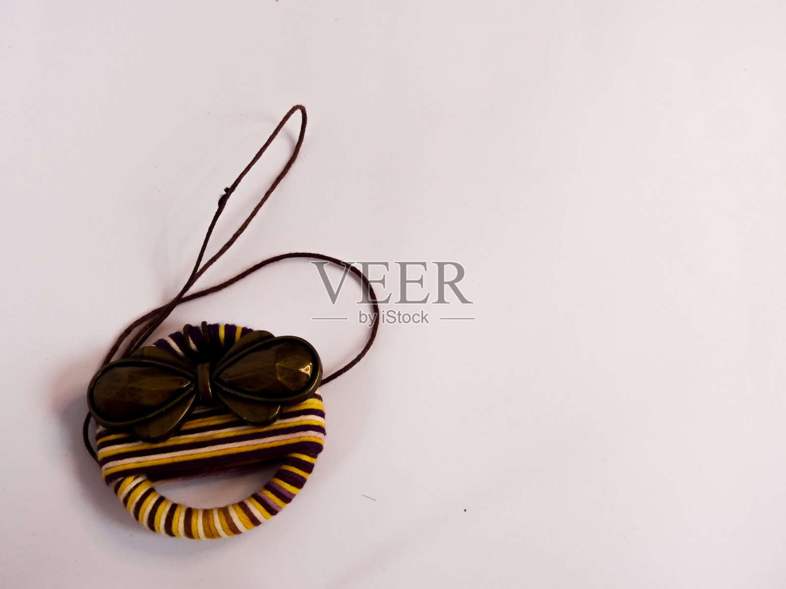 项链在棕色的布在白色的背景照片摄影图片