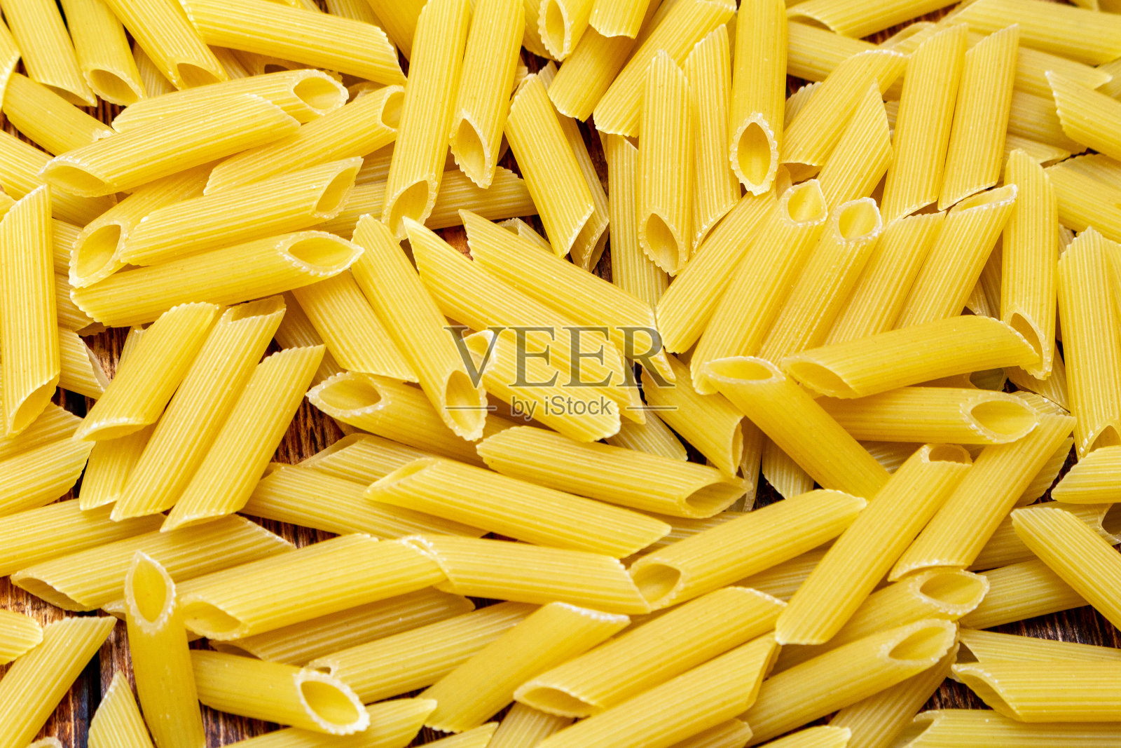 意大利面，通心粉，通心粉，传统意大利面在木背景近距离选择性聚焦照片摄影图片