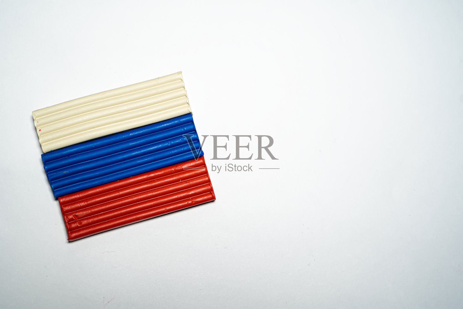 俄罗斯国旗的橡皮泥制成的特写。照片摄影图片