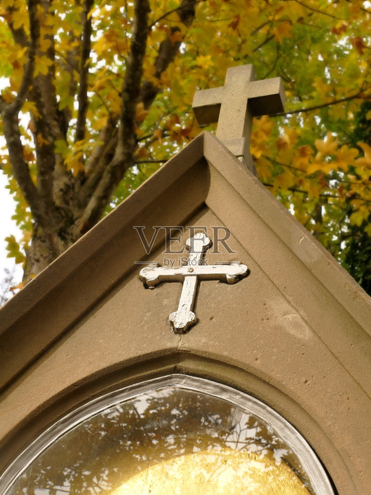 加略山与十字架站在秋天照片摄影图片