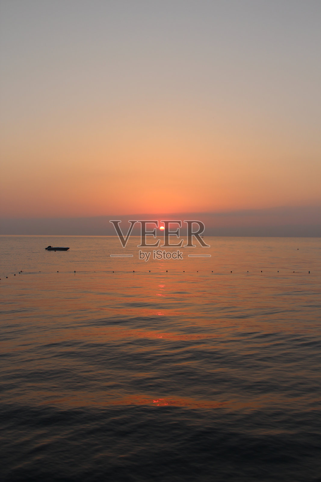 夏天的红海从大海中升起照片摄影图片