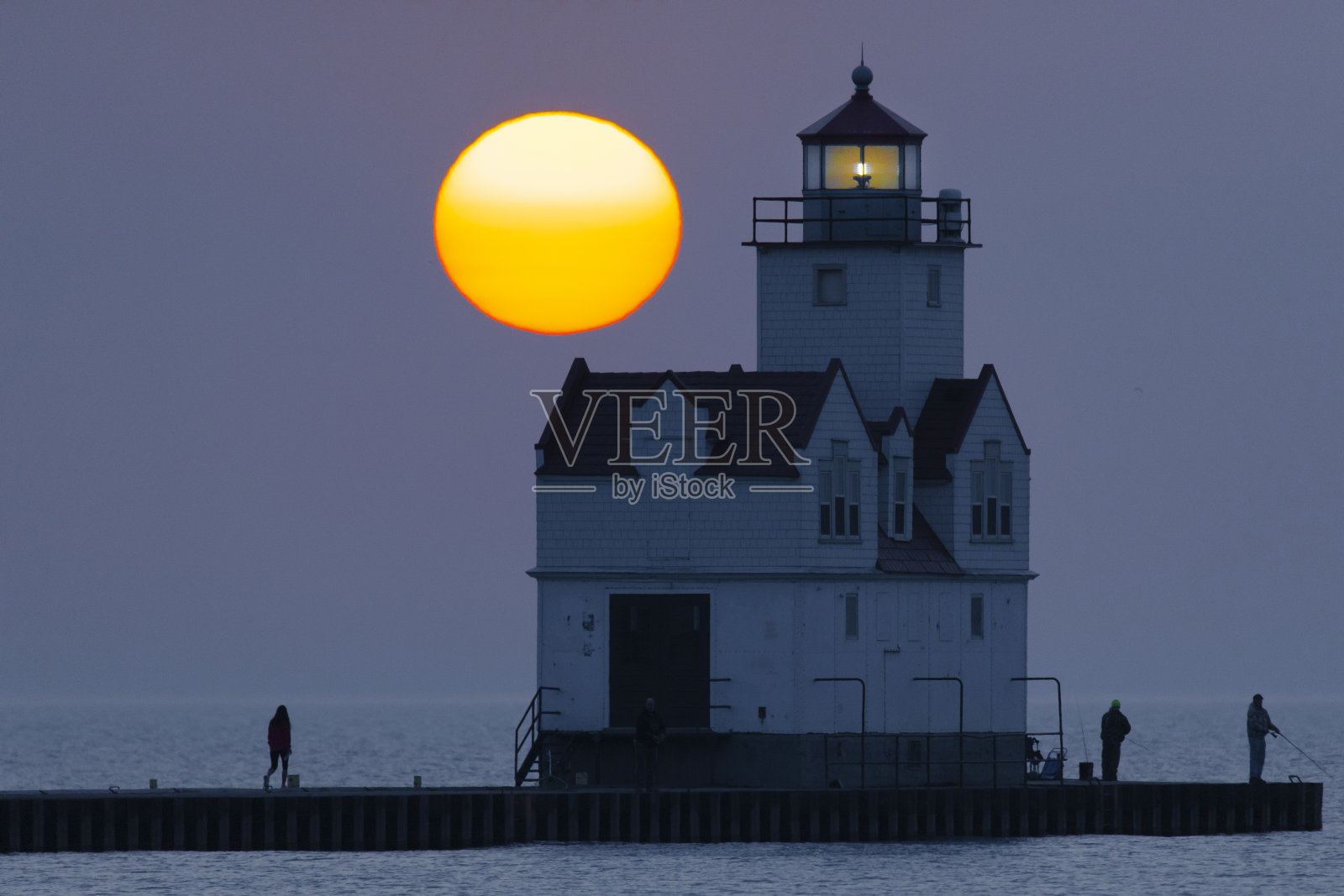 宏伟的灯塔在令人惊叹的日出中剪影照片摄影图片
