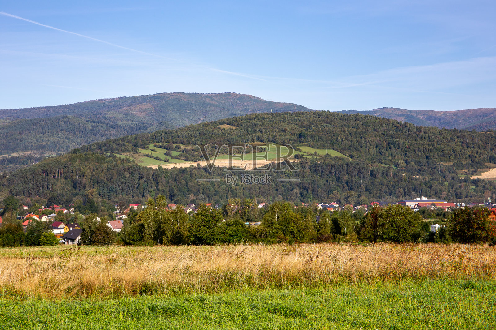 米洛卡景观与S1国道公路建设工地的一个山坡，米洛卡，西里西亚Voivodeship，波兰。照片摄影图片