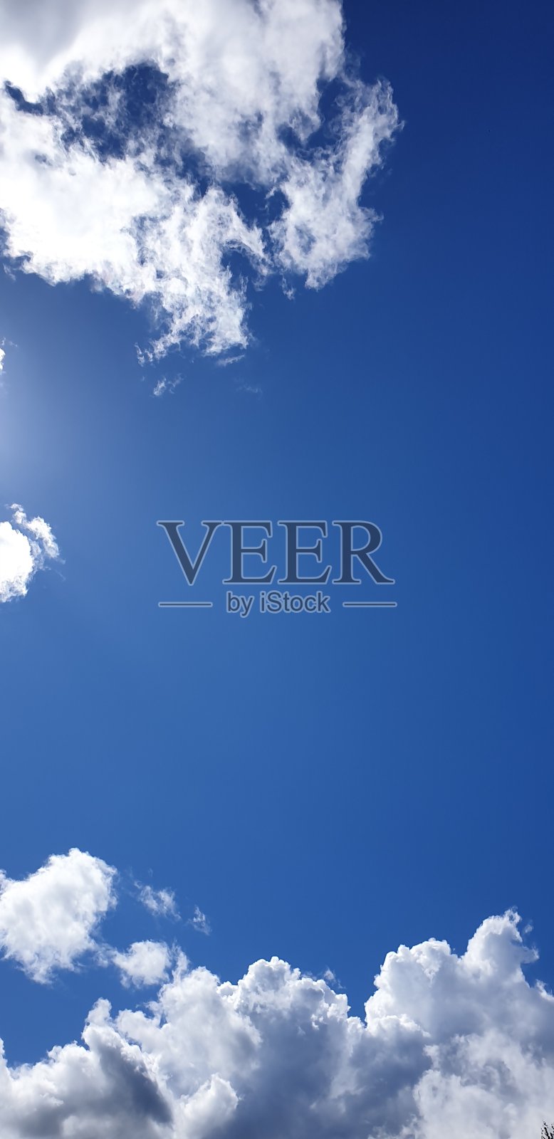 明亮的蓝天和轻盈的白云照片摄影图片