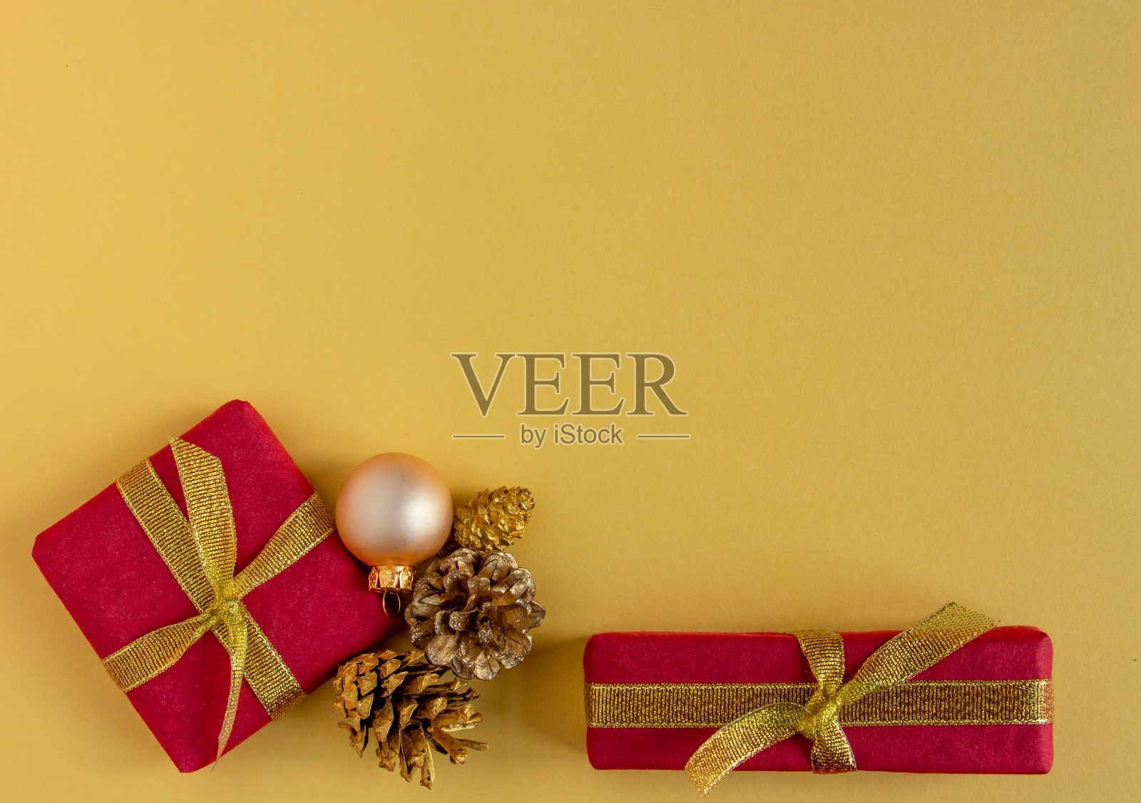 圣诞和新年贺卡，背景礼物，锥形的黄色，时尚。平铺，拷贝空间，俯视图照片摄影图片