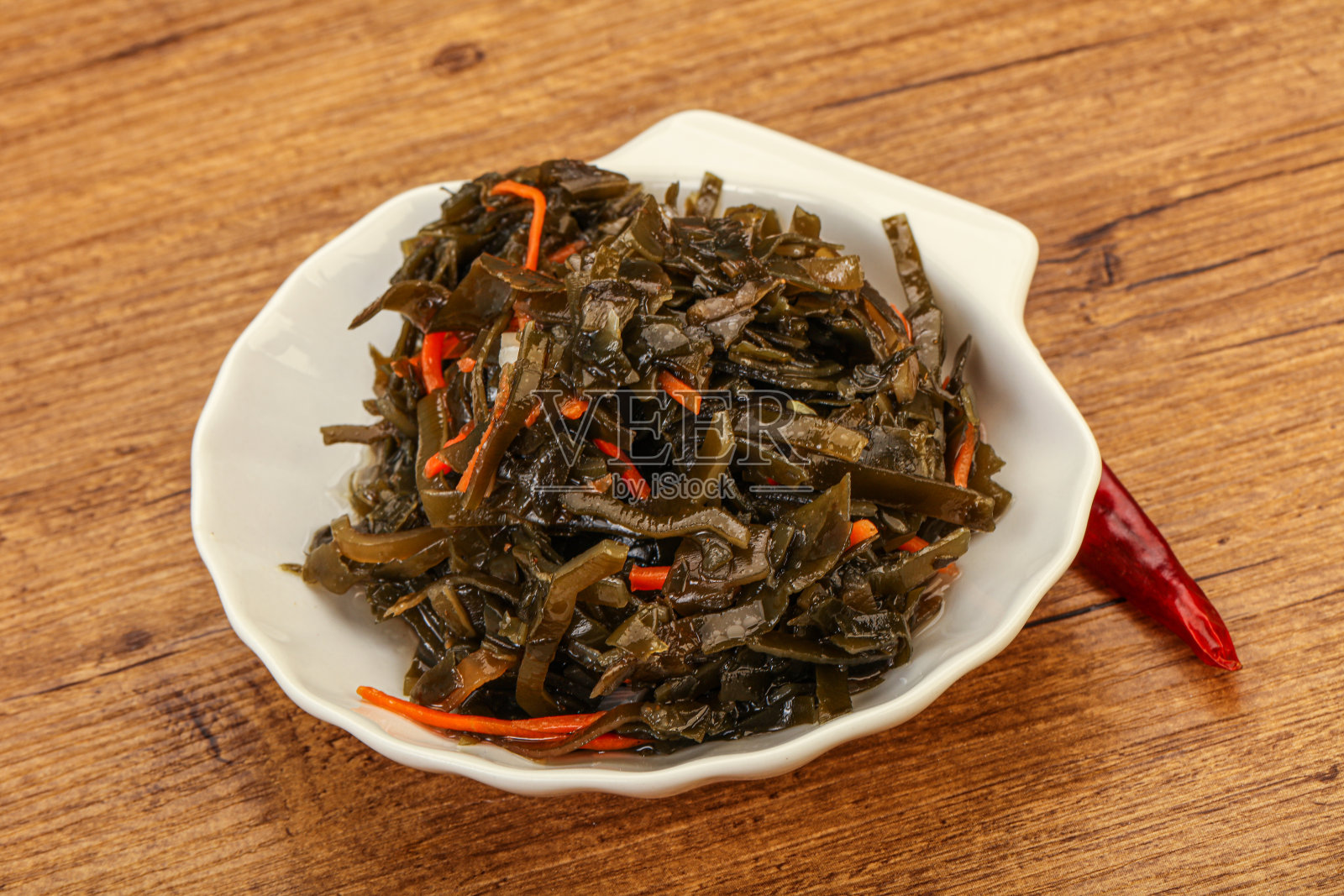 海带卷心菜配胡萝卜和芝麻照片摄影图片