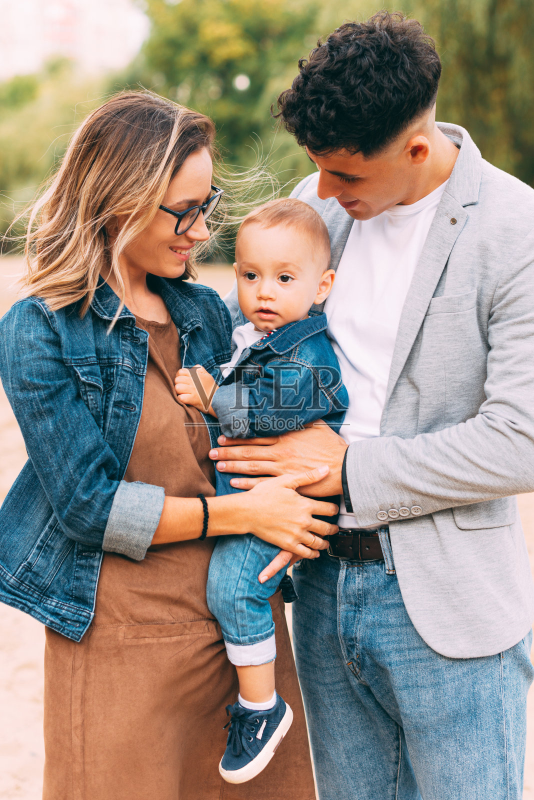 美丽的年轻家庭在公园里玩得很开心照片摄影图片