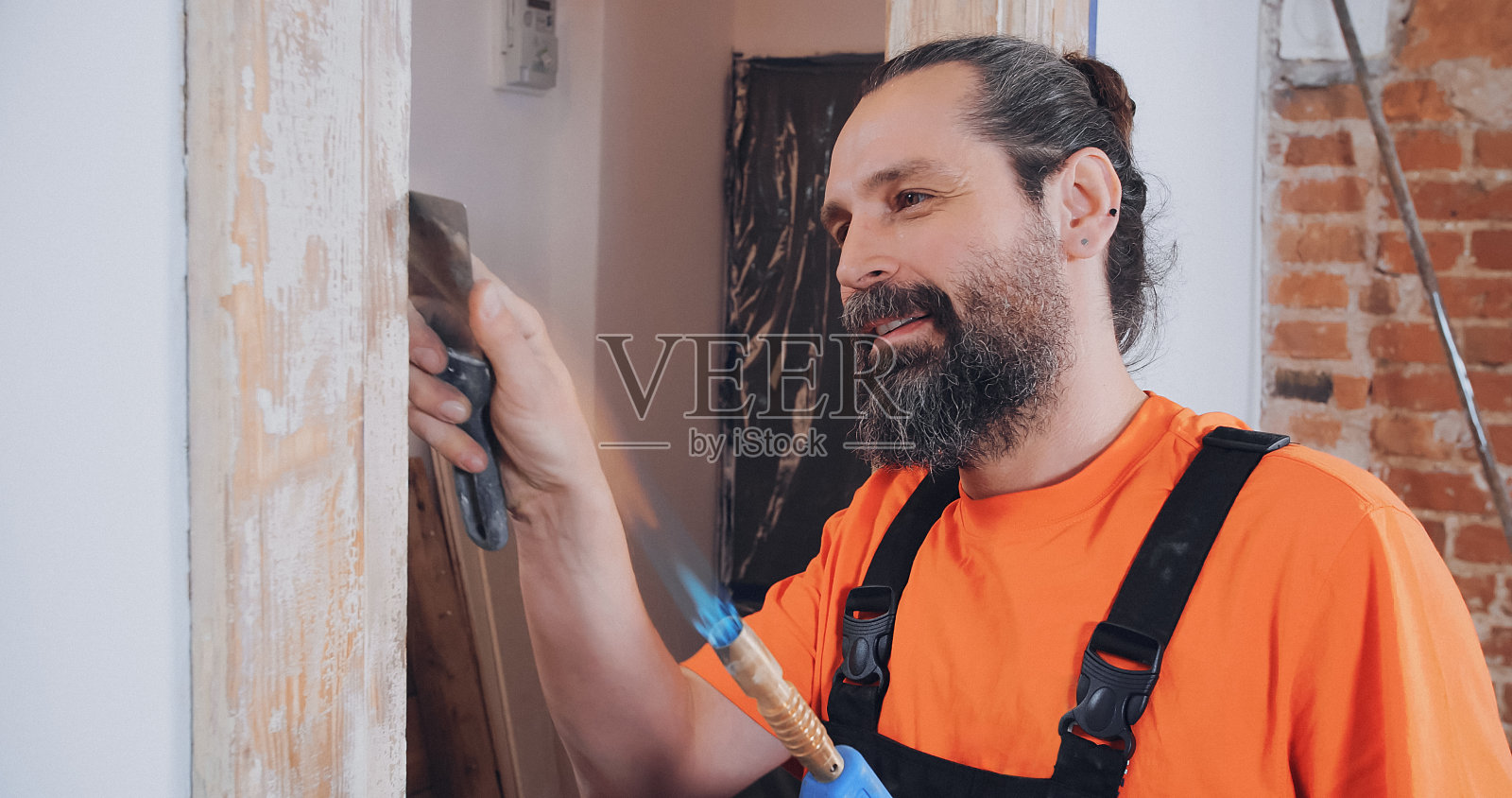 封锁期间进行房屋装修人清洗门框照片摄影图片