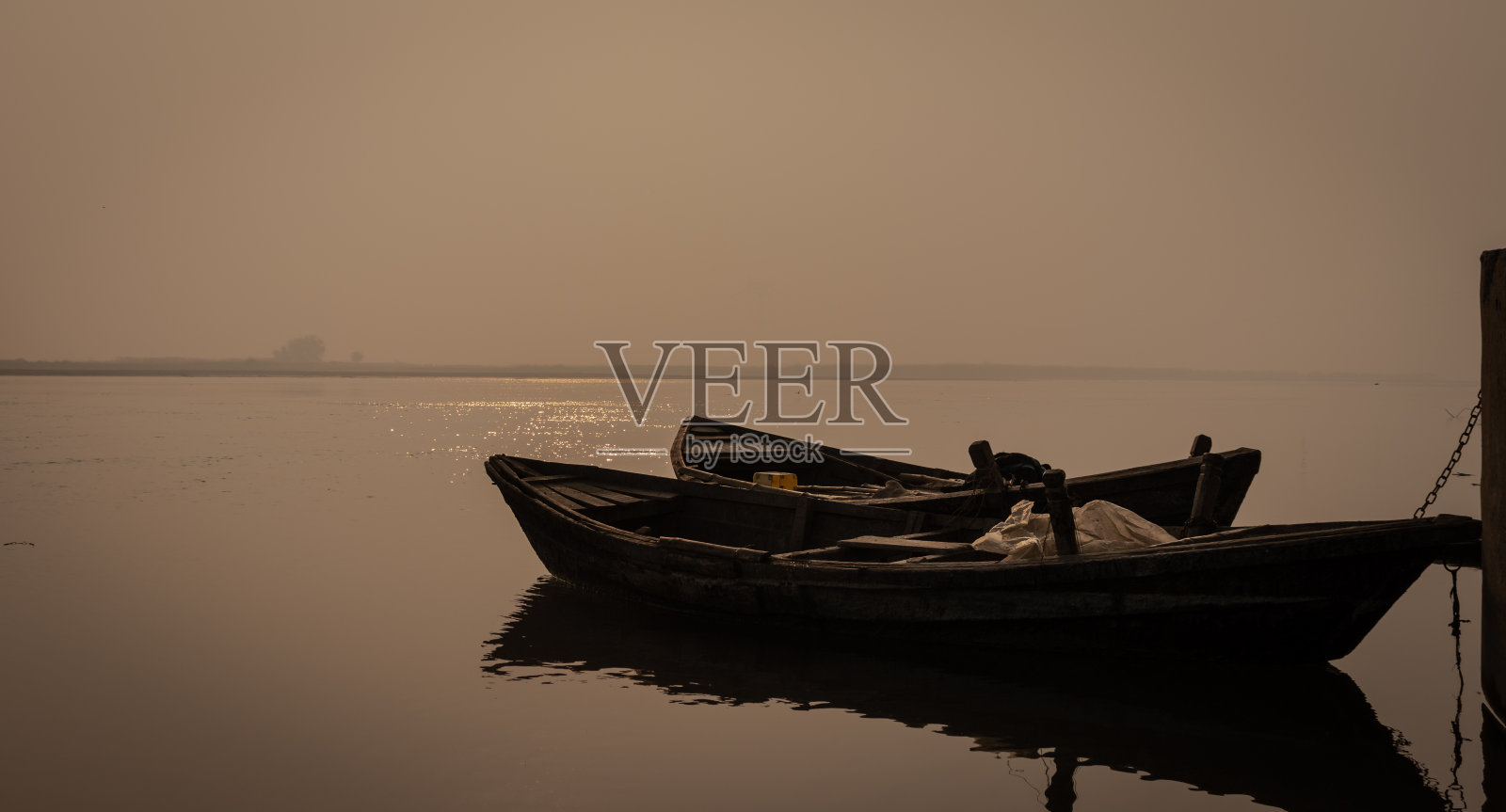 河边的传统木船照片摄影图片