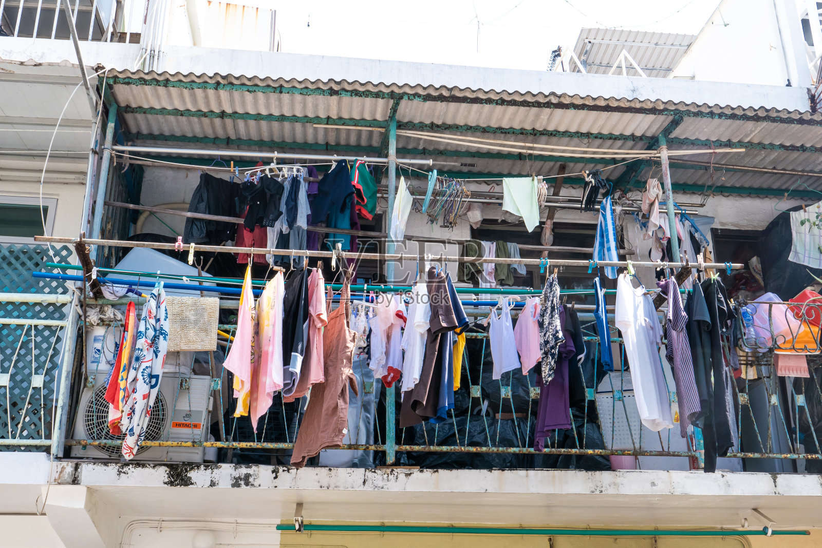 香港坪洲岛的住宅楼宇内晾晒衣物照片摄影图片