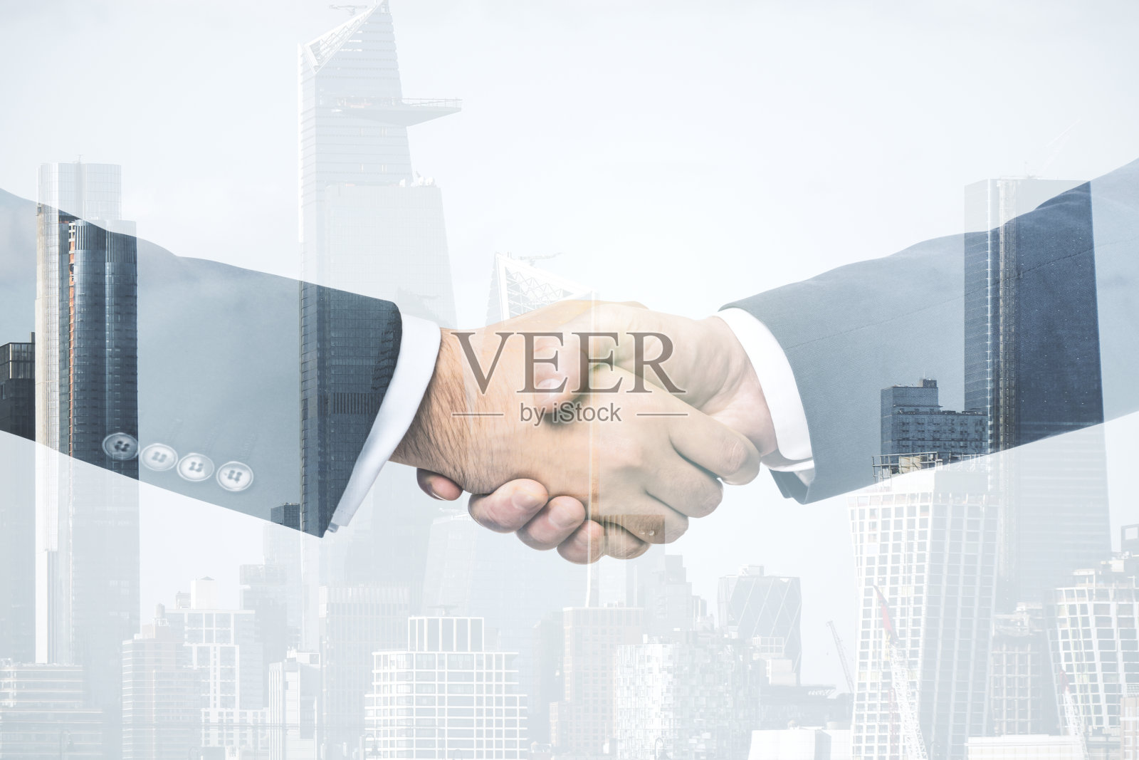 多曝光握手两名商人对城市景观的背景，交易和合作的理念照片摄影图片