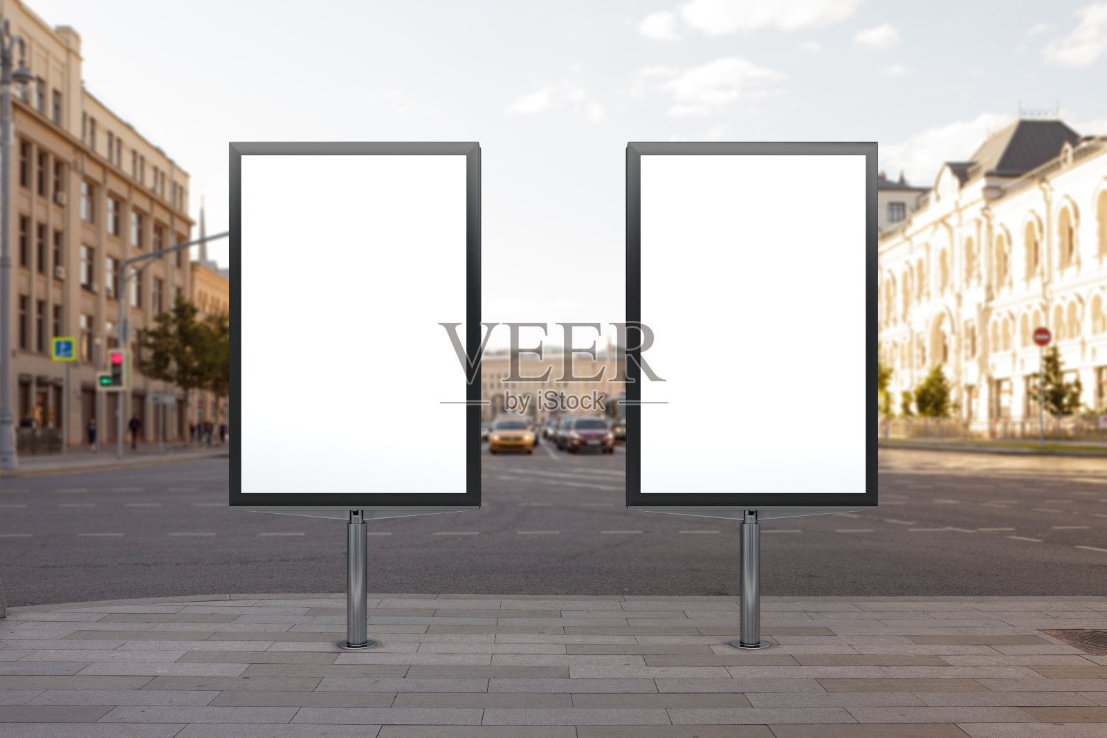 街上竖起了一个广告牌。照片摄影图片