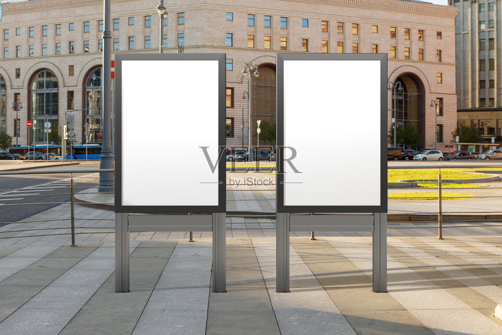 街上竖起了一个广告牌。照片摄影图片