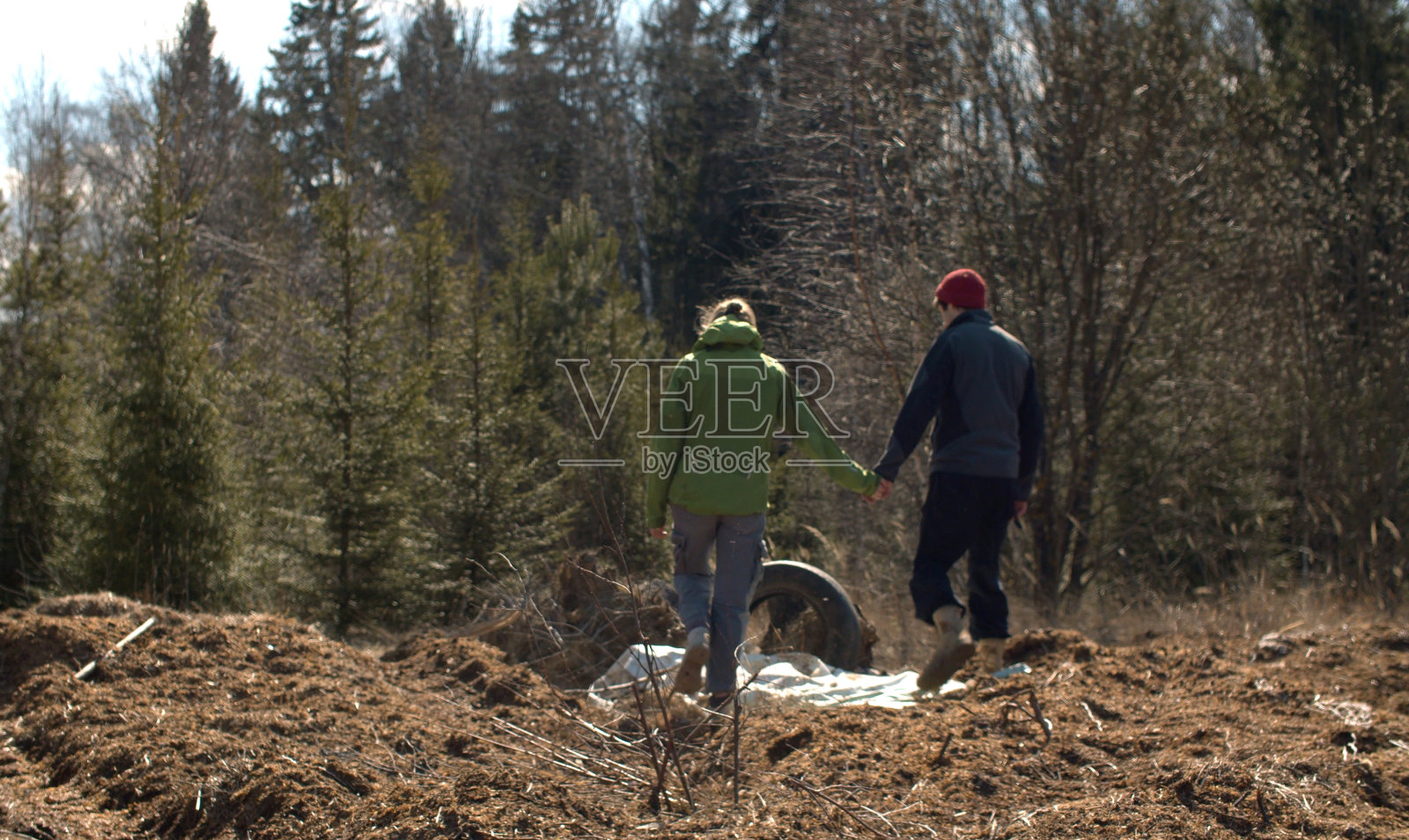 一对生态志愿者手拉手散步照片摄影图片