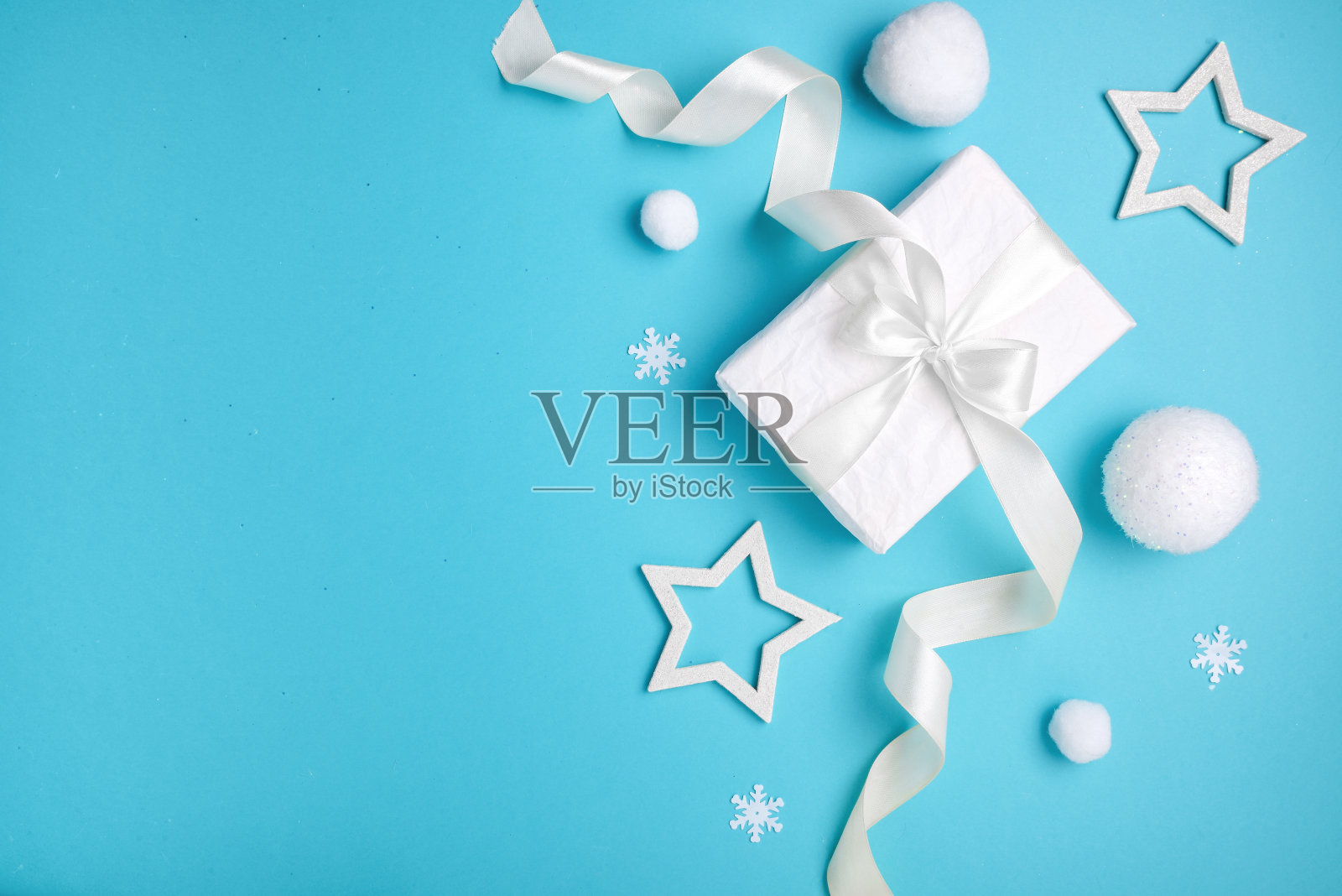 圣诞作文，礼物盒和白色球在蓝色背景，极简主义。照片摄影图片