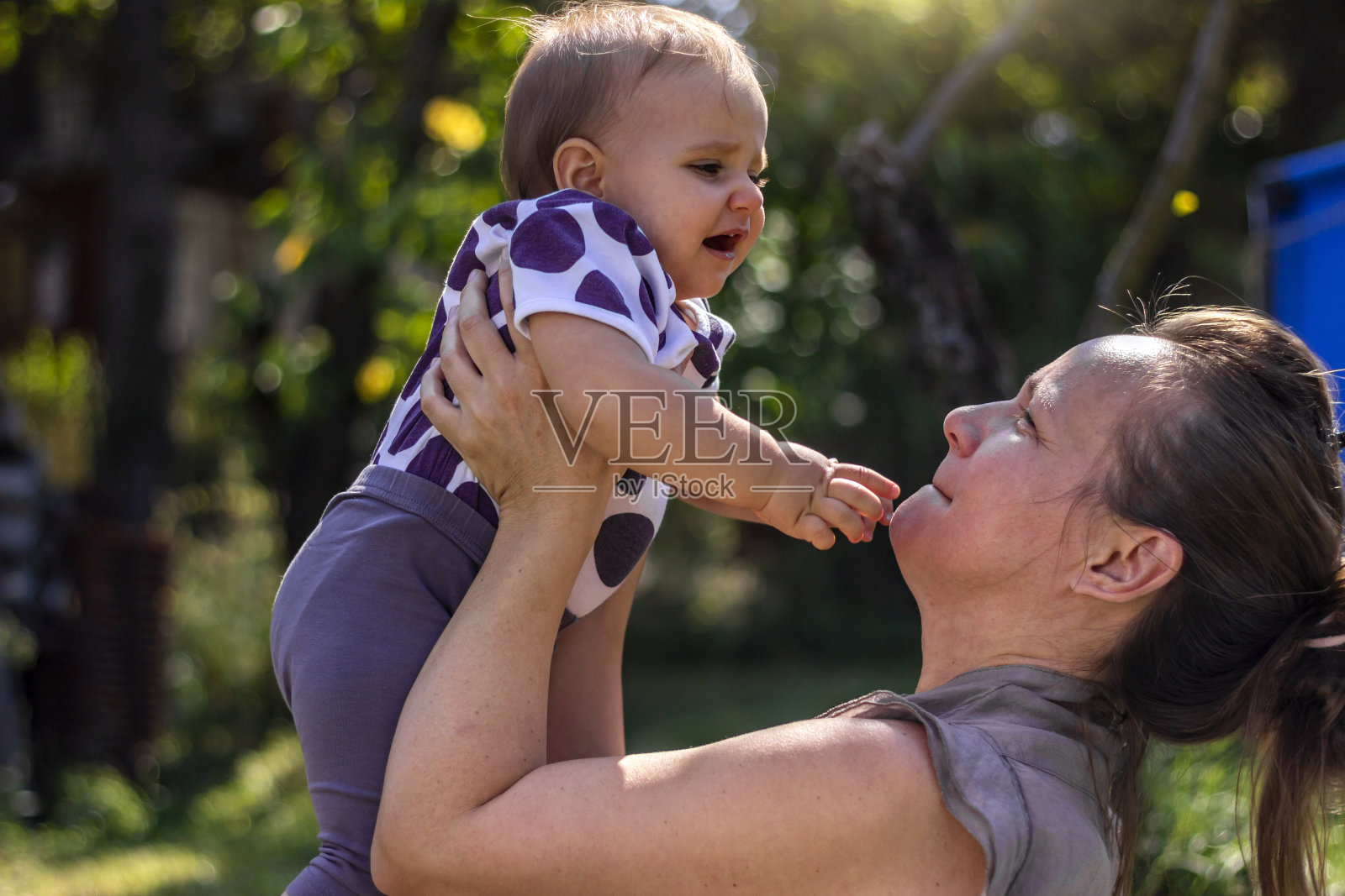妈妈和她的宝贝女儿玩得很开心。照片摄影图片