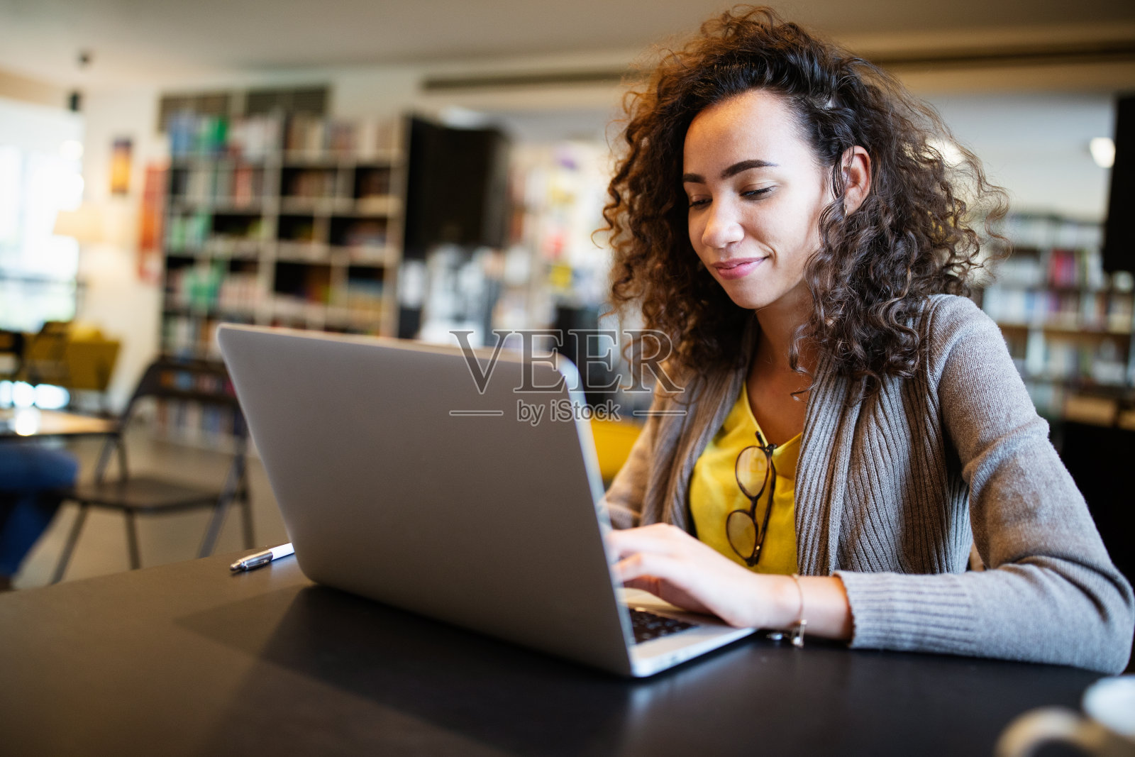 一个快乐的女学生在笔记本电脑上工作照片摄影图片
