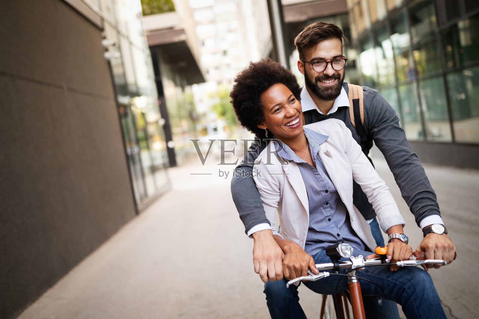 快乐的年轻夫妇与自行车。爱情、关系、人、自由的概念。照片摄影图片