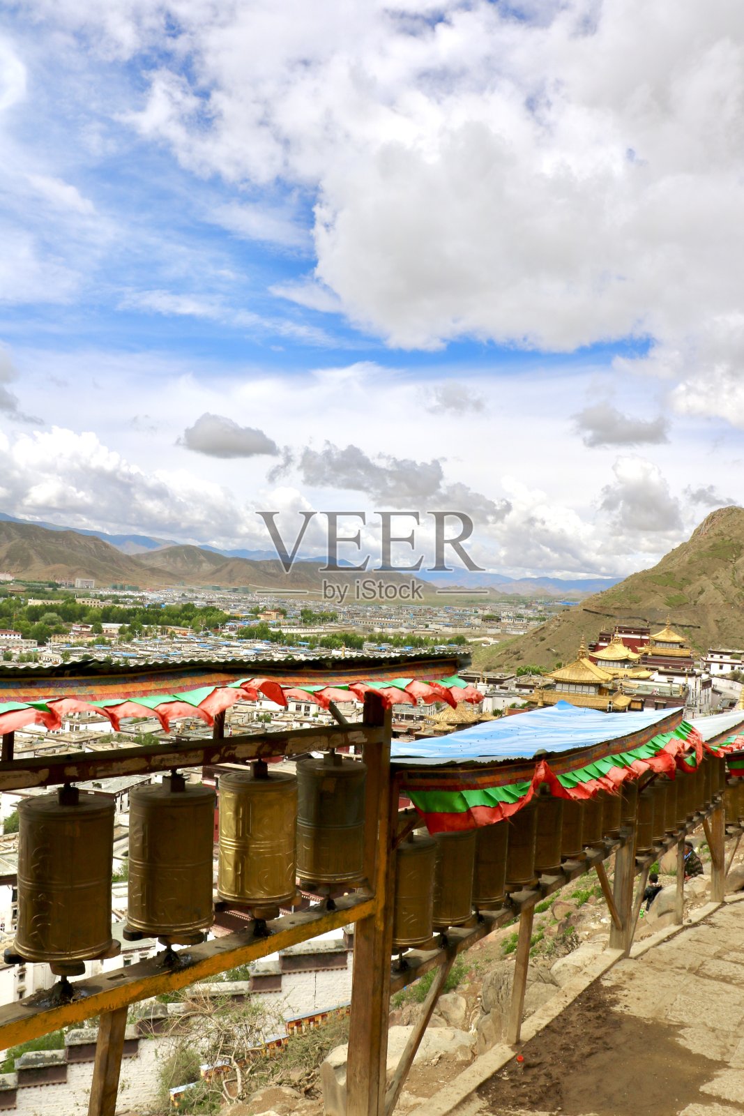 西藏高原上的传经轮。照片摄影图片