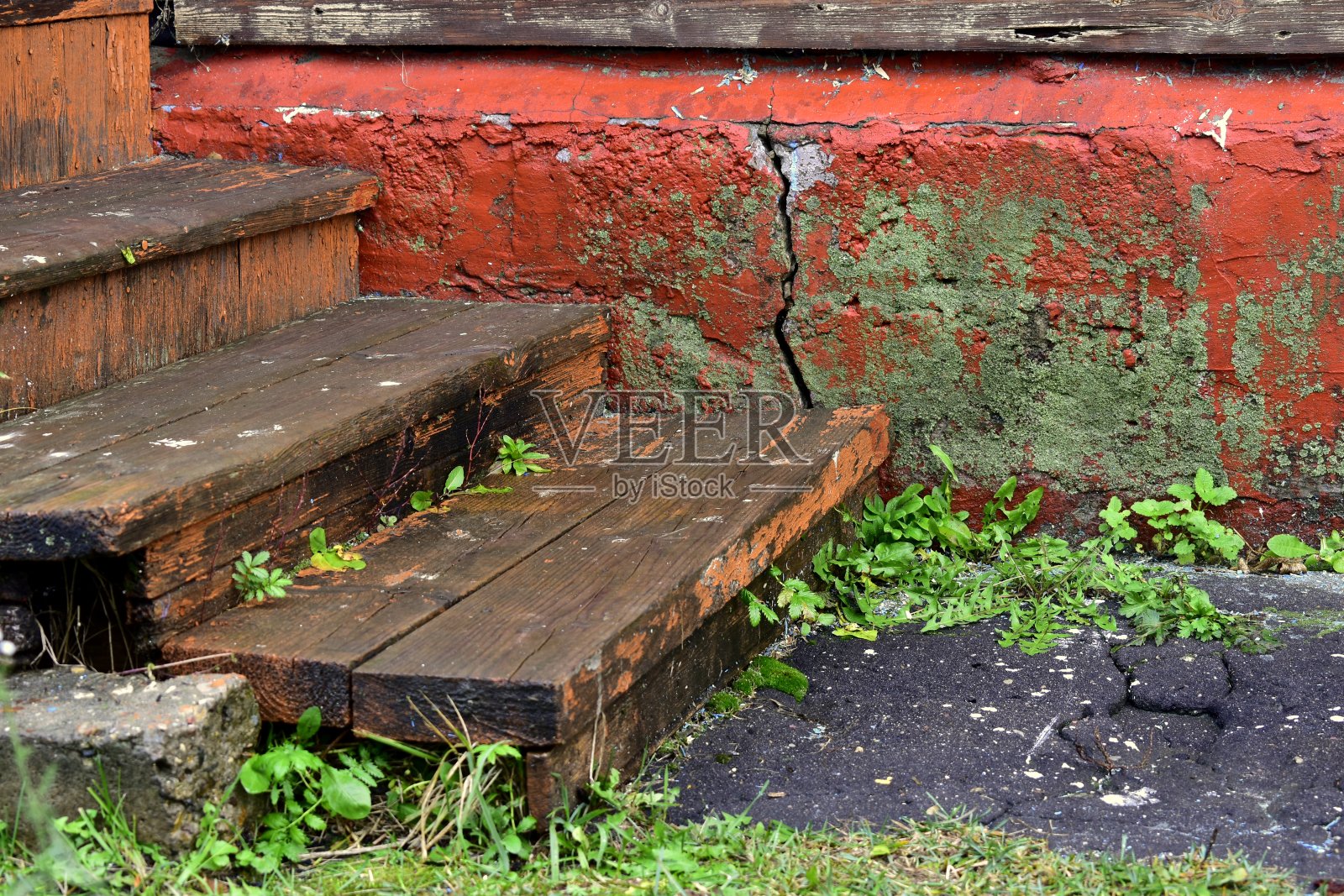 靠墙的旧木台阶照片摄影图片