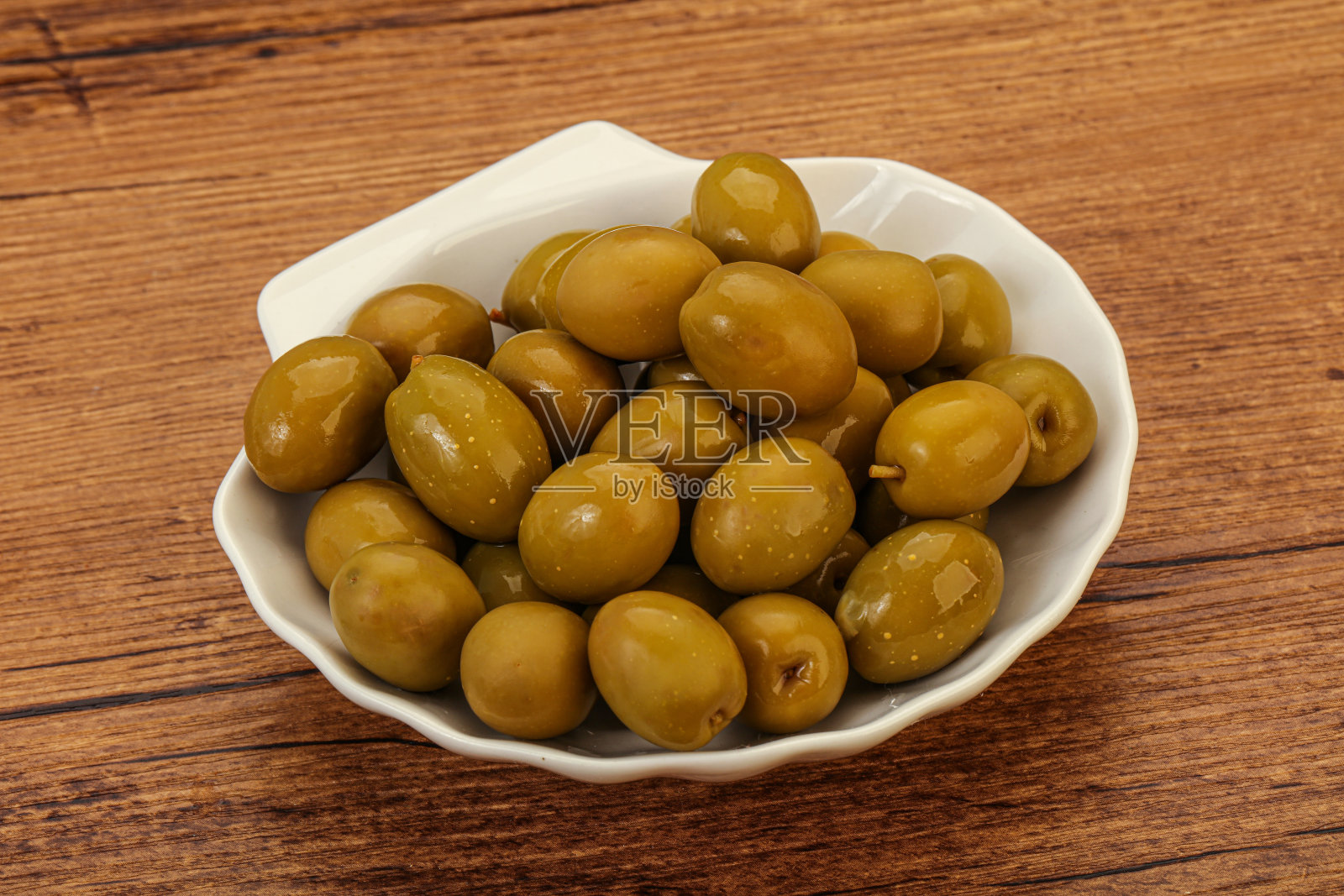 碗里的绿腌橄榄照片摄影图片