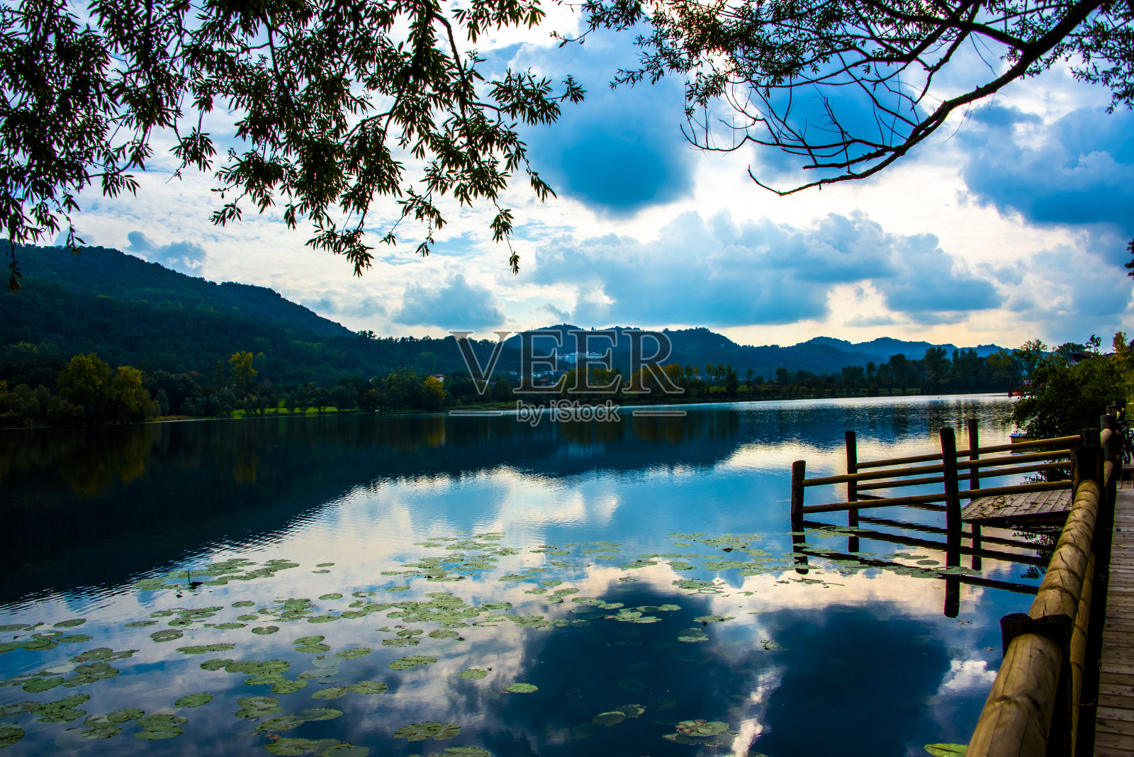 湖上有码头照片摄影图片