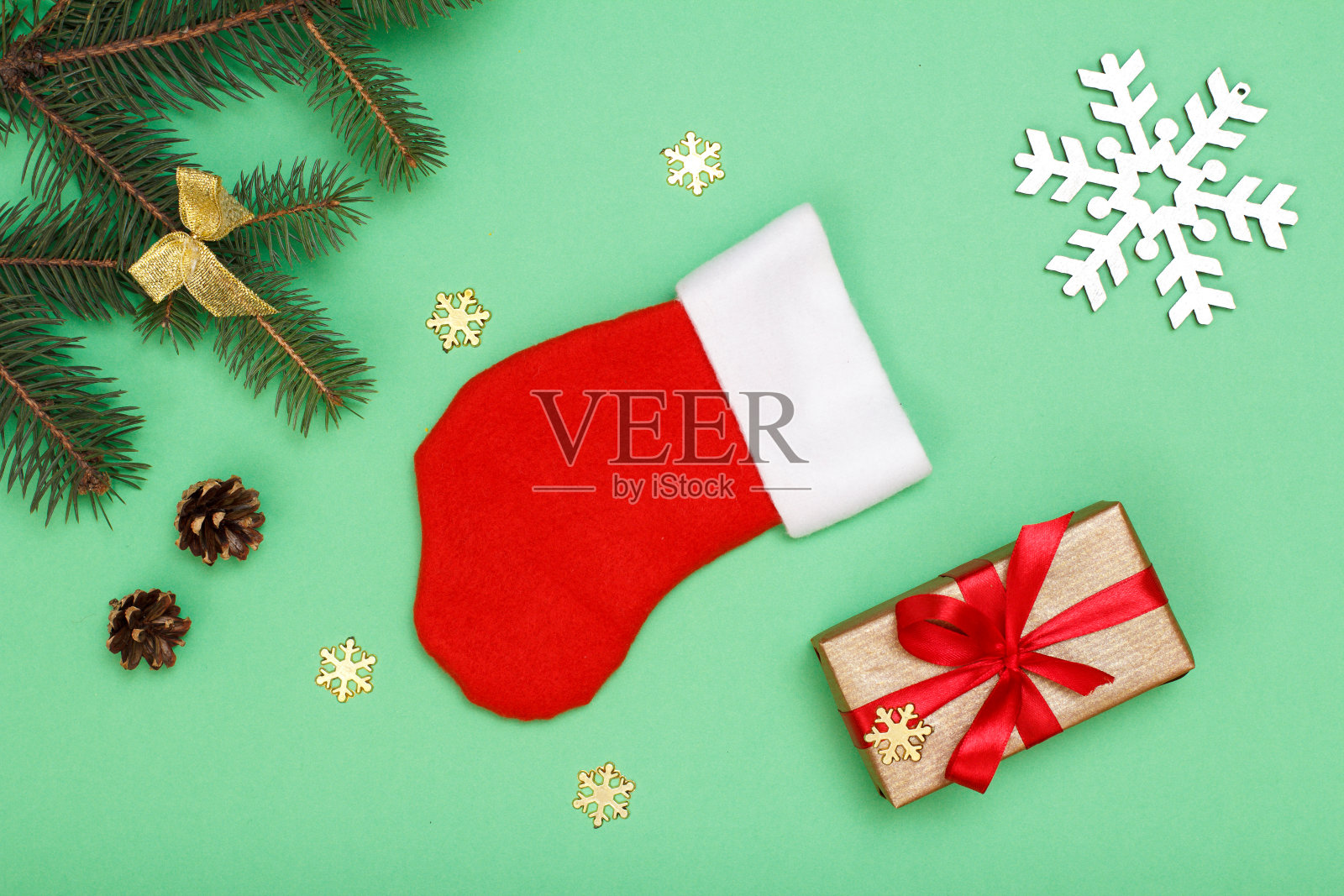 圣诞老人的靴子，礼盒，带有锥形和雪花的冷杉树枝照片摄影图片