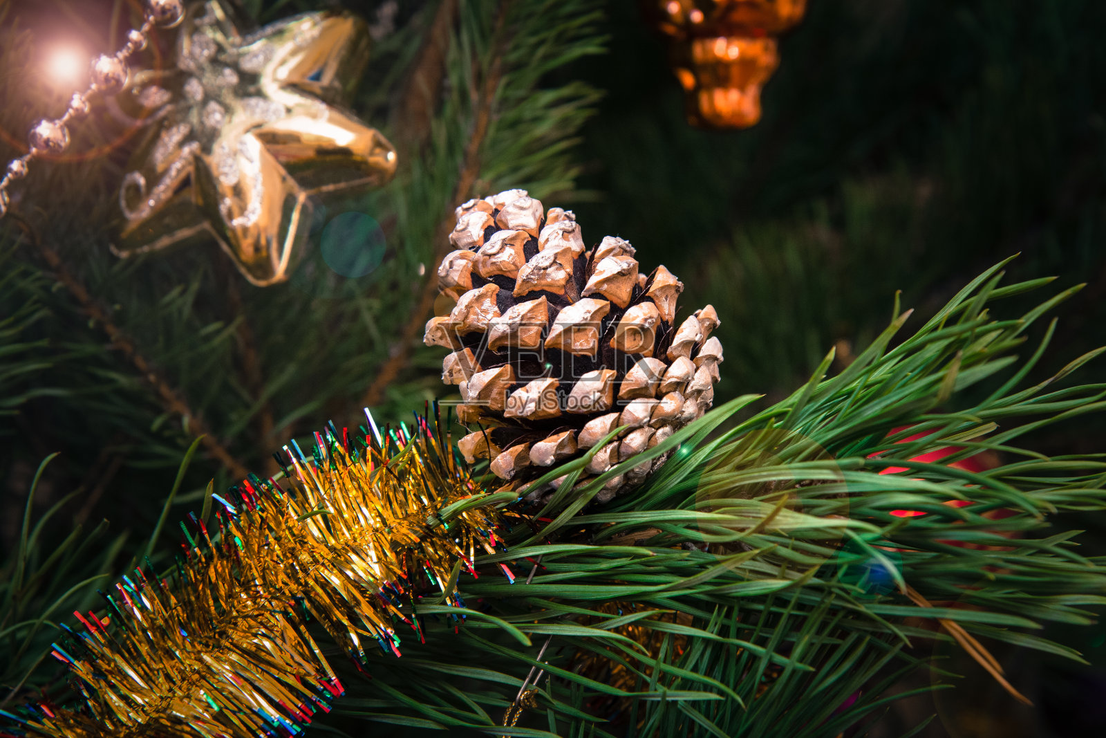 云杉枝与圆球，节日灯光背景。照片摄影图片
