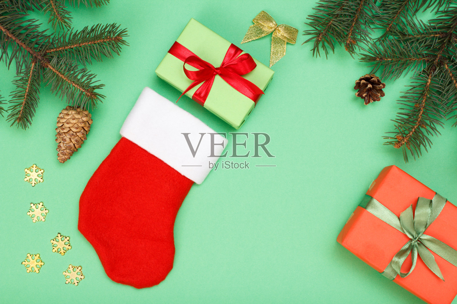 圣诞老人的靴子，礼盒，带锥形的冷杉树枝和圣诞玩具照片摄影图片