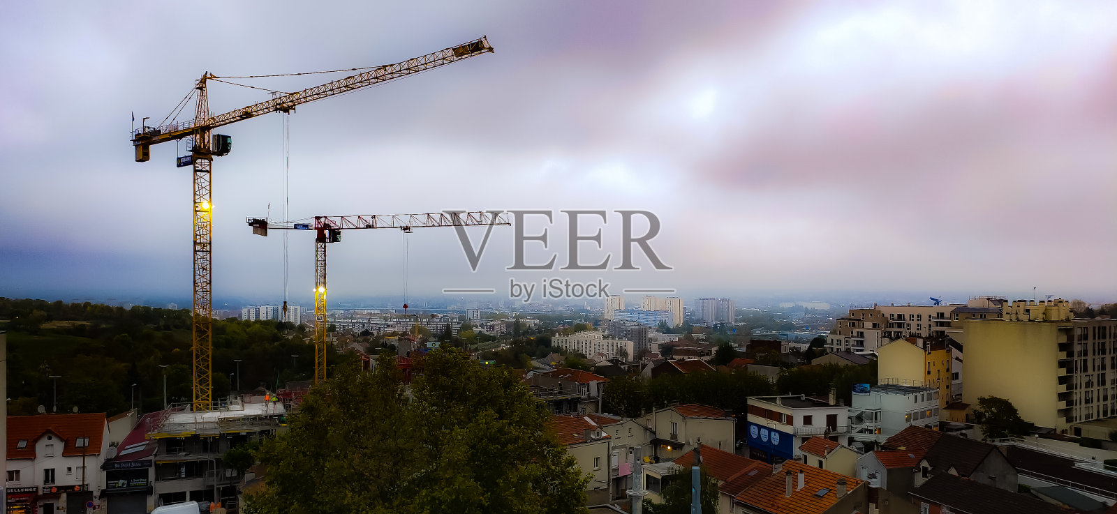 建筑和重建拥抱天空和云彩照片摄影图片