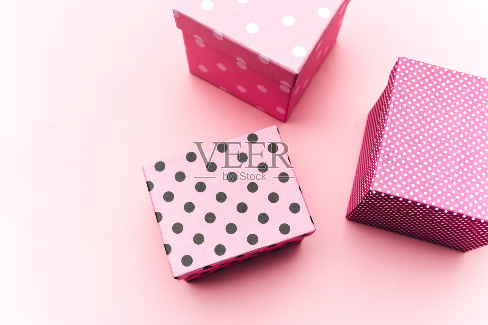 礼品盒上粘贴粉色背景。照片摄影图片