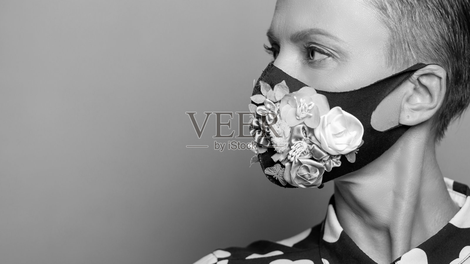 在冠状病毒疫情隔离期间穿着时尚服装的妇女照片摄影图片