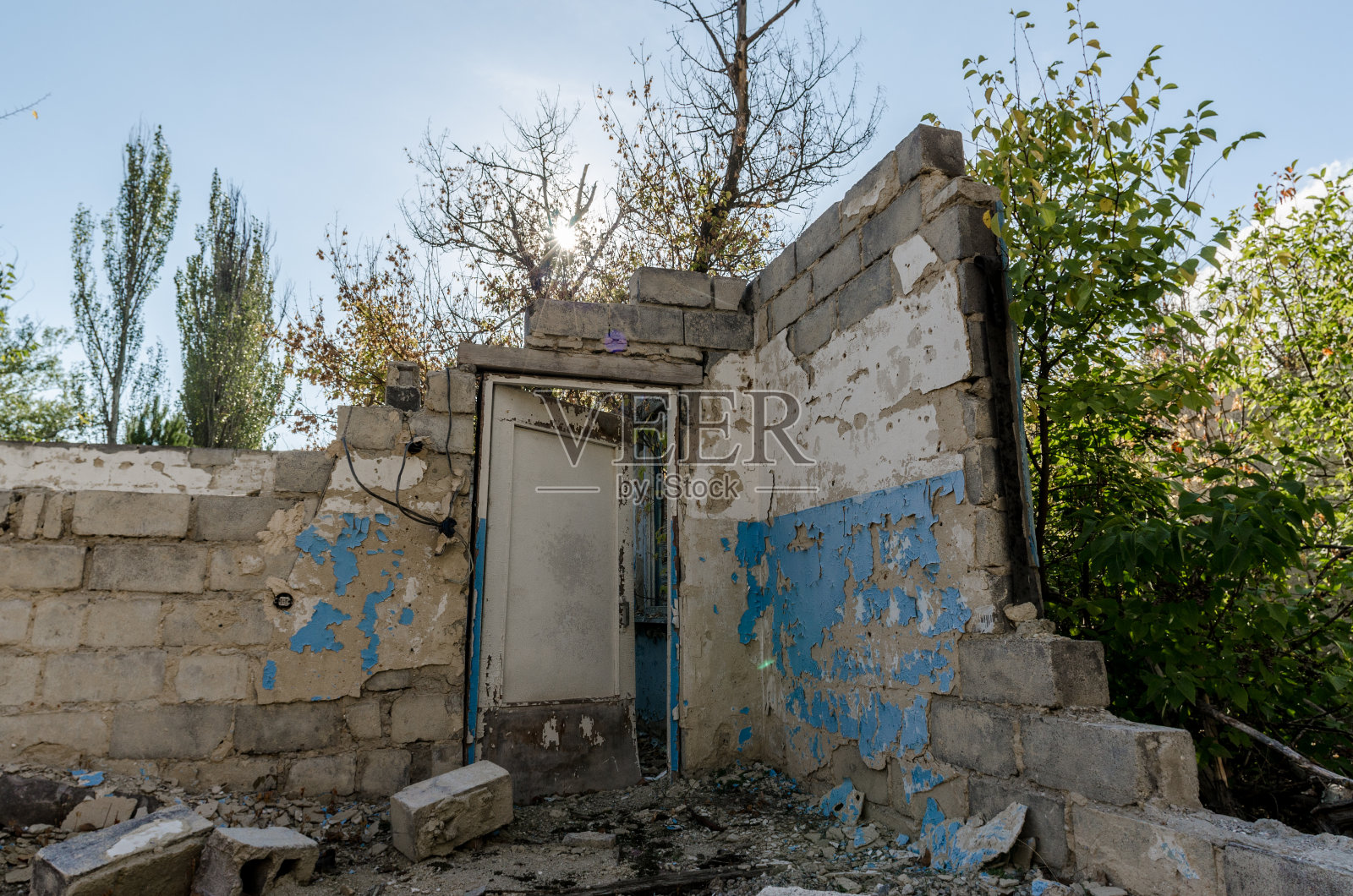 乌克兰一座废弃的旧村庄的废墟照片摄影图片