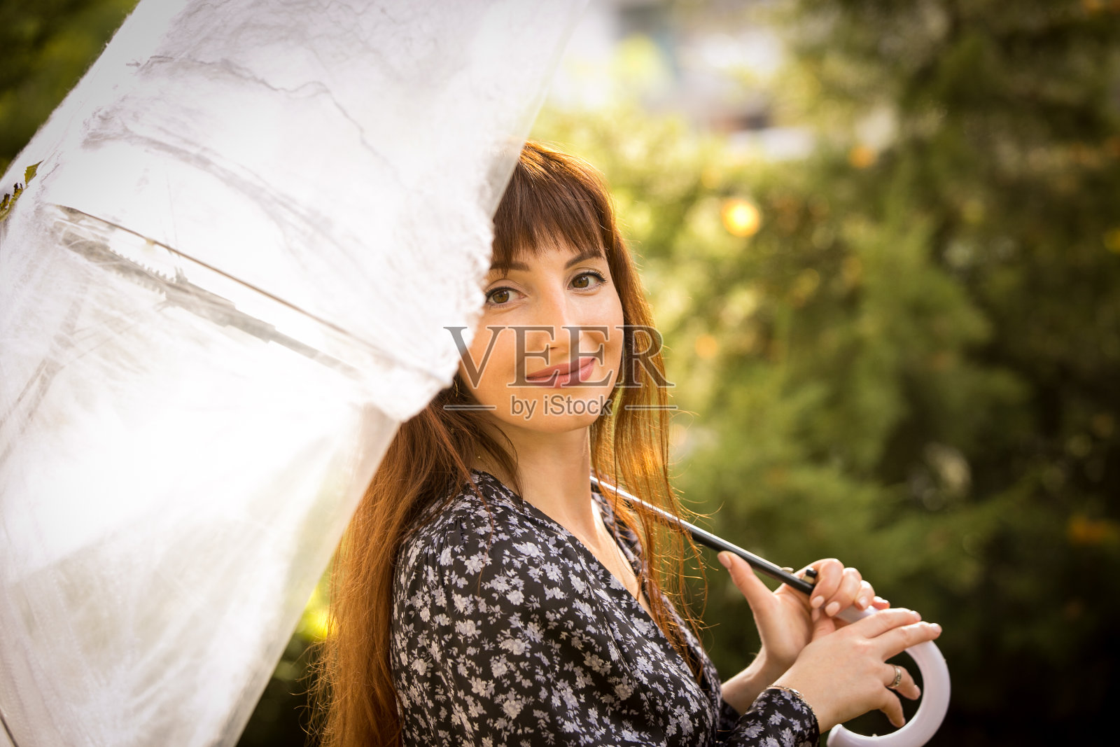 万圣节。美丽的年轻女子在万圣节野餐的节日气氛。温暖的秋日十月。情感的概念。照片摄影图片